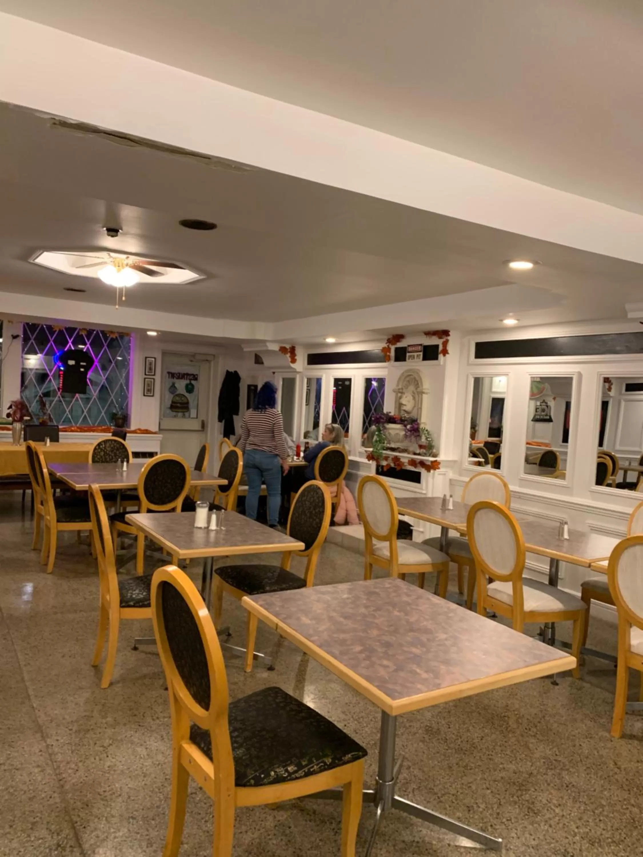 Restaurant/places to eat in Lakeview Hotel
