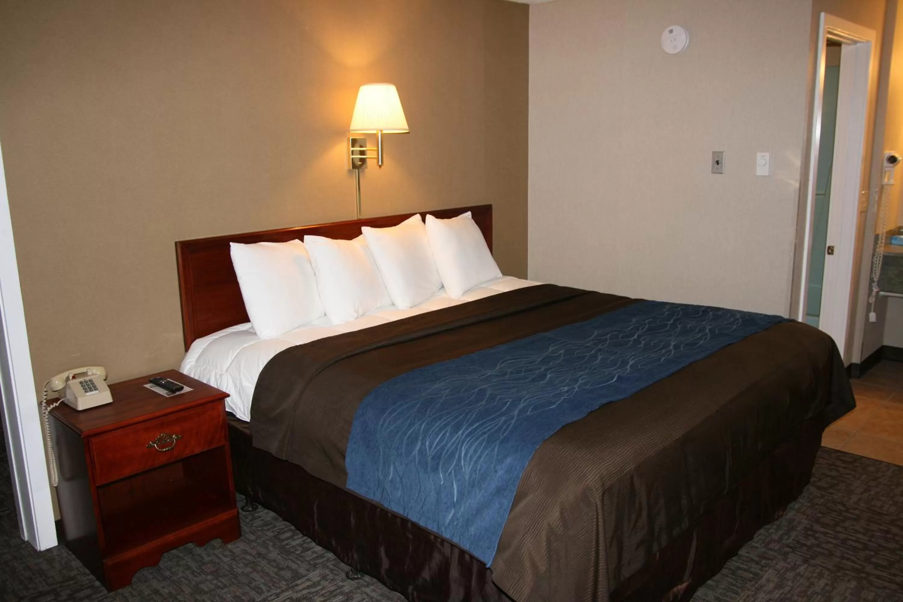 Bed in Bangor Inn & Suites