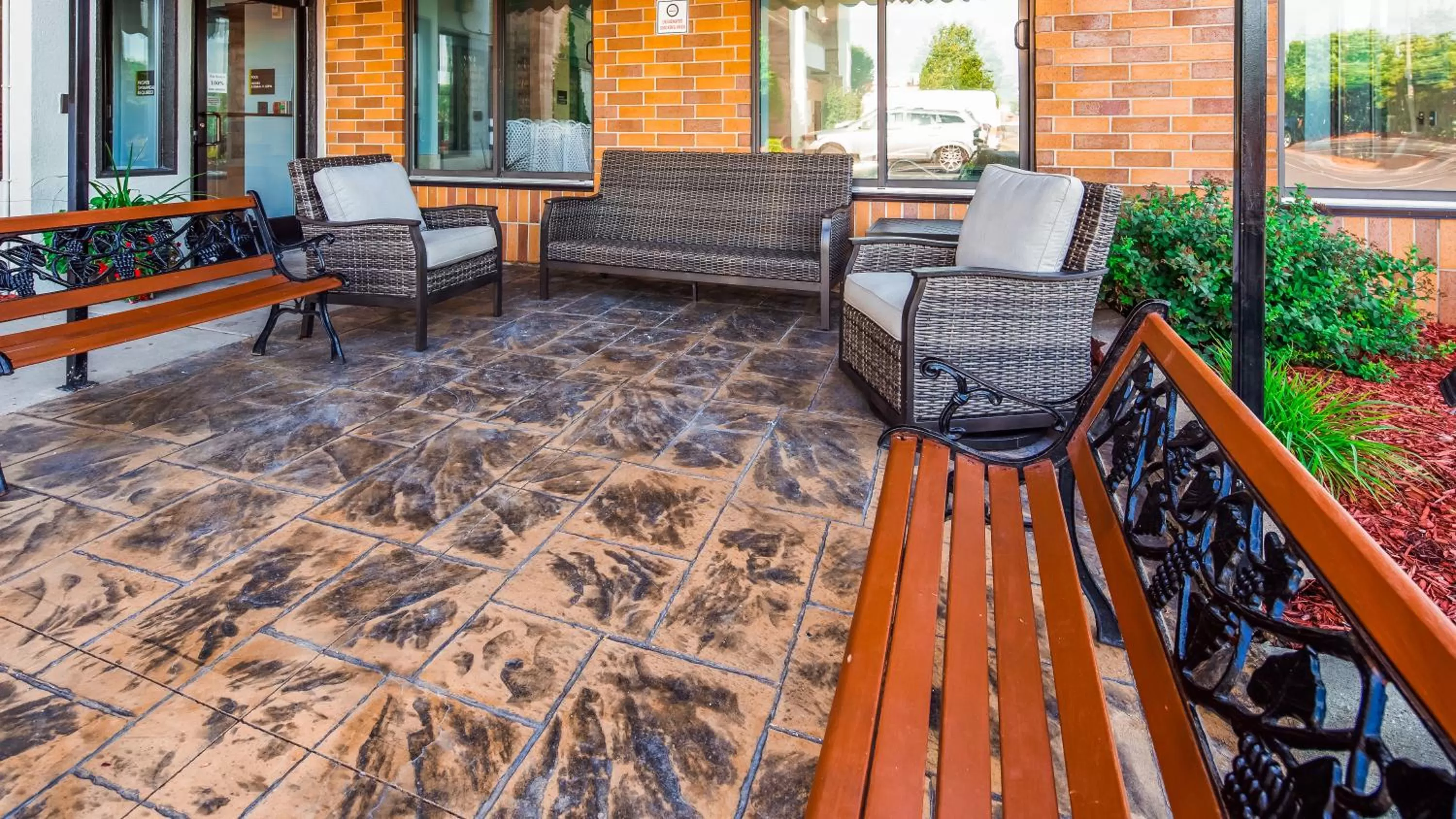 Patio in Best Western Warren Hotel