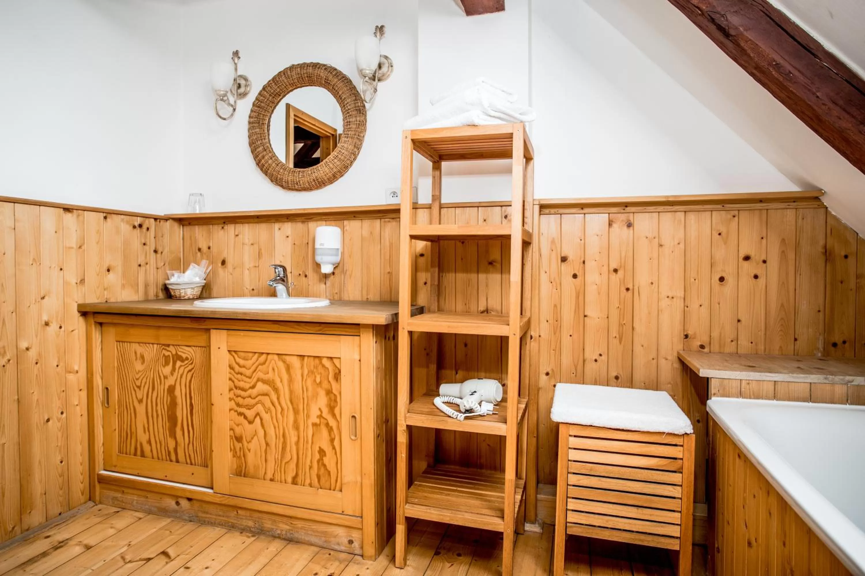Bathroom, Bed in Hotel Dvur Hoffmeister