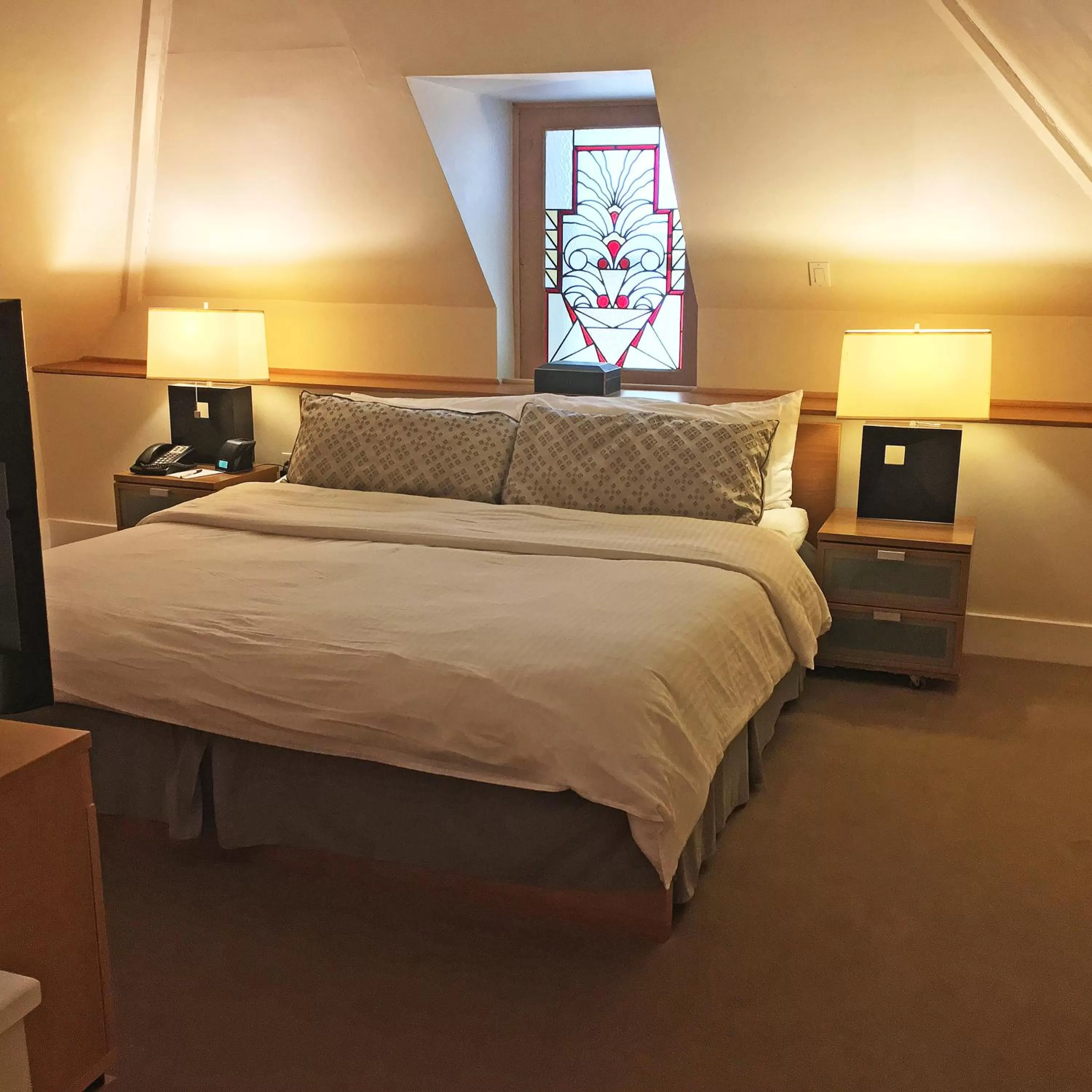 Bed in Morris House Hotel