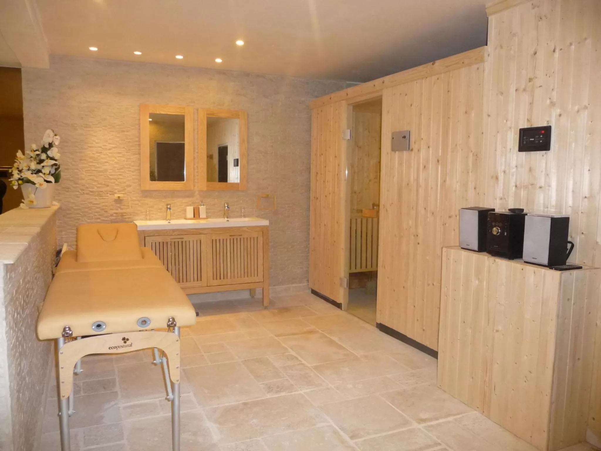 Toilet in "AU HAVRE DE PAIX" 5 étoiles Prestige jacuzzi, hammam, sauna, PISCINE chauffée Mougins Cannes Grasse