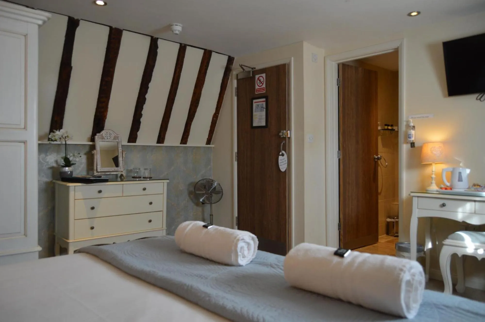 Bed in Le Bouchon Brasserie & Hotel