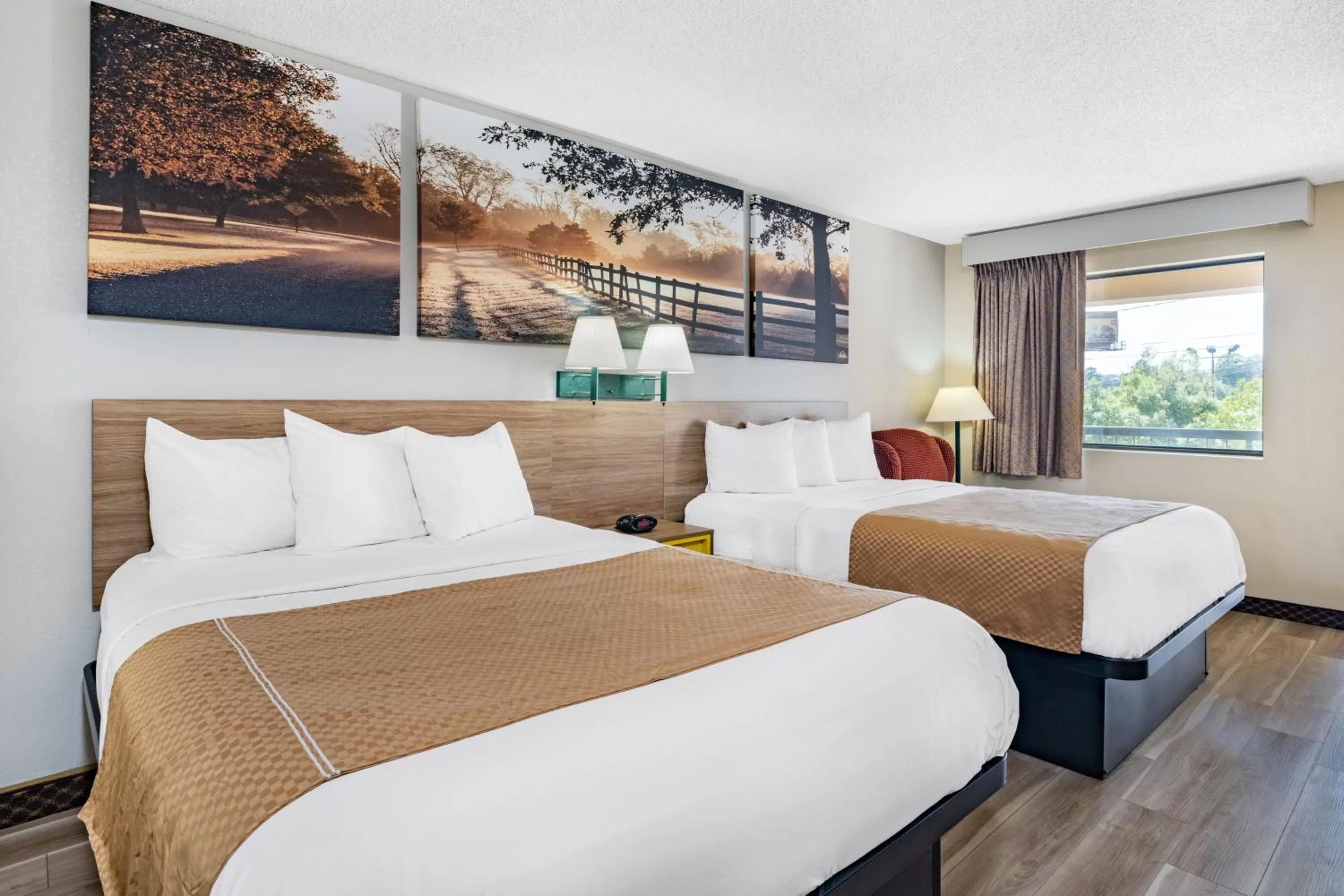 Bed in Days Inn by Wyndham Macon I-475