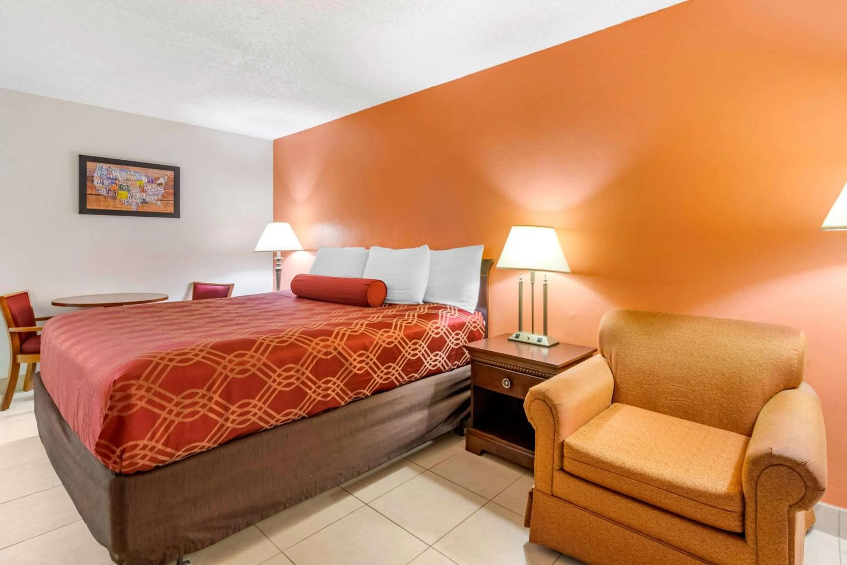 Photo of the whole room, Bed in Econo Lodge Fort Myers North