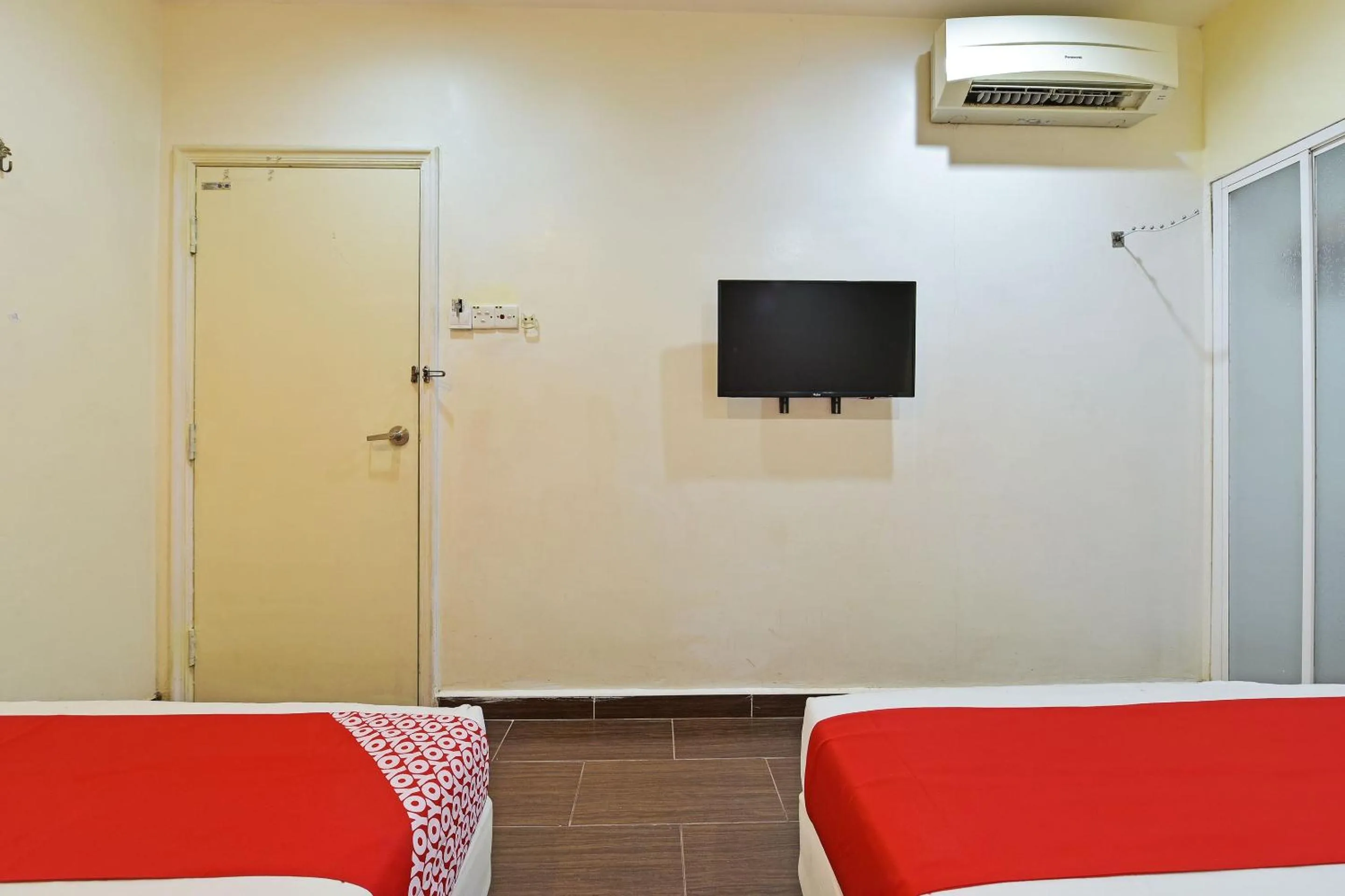 Bedroom, TV/Entertainment Center in OYO 90853 New Soho Hotel