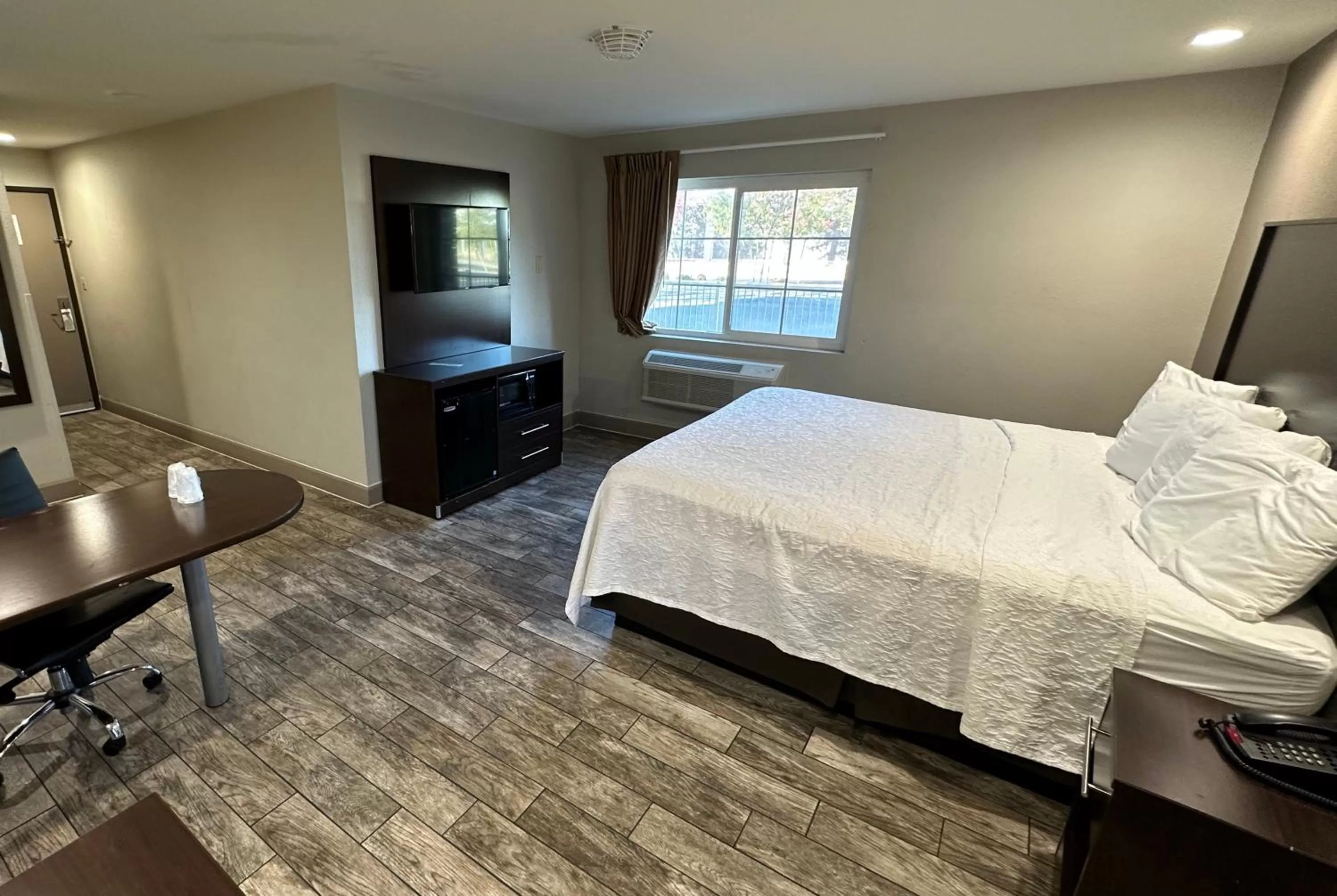 Photo of the whole room, Bed in Red Roof Inn Hayward