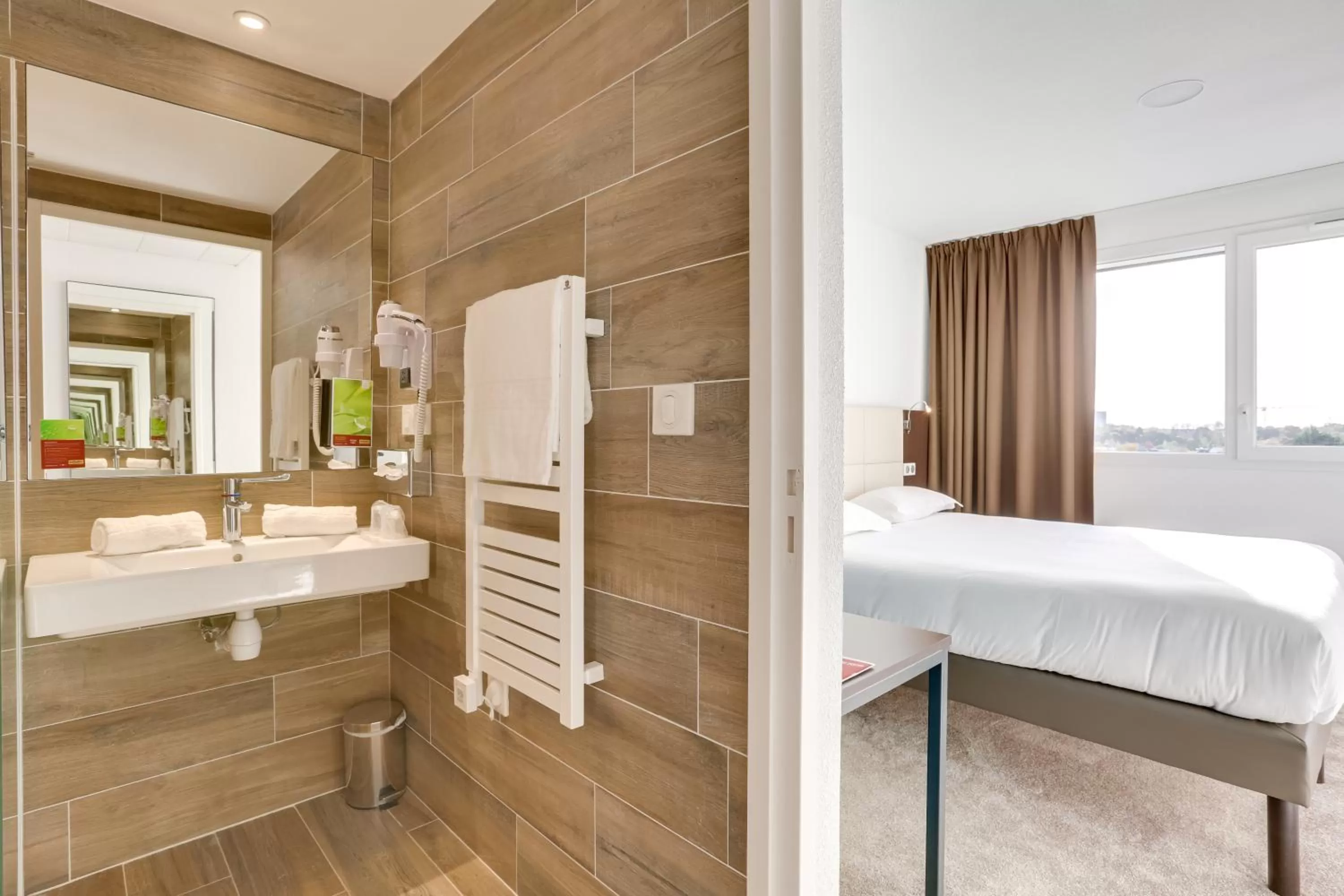 Bathroom, Bed in The Originals City, Hôtel Caen Mémorial