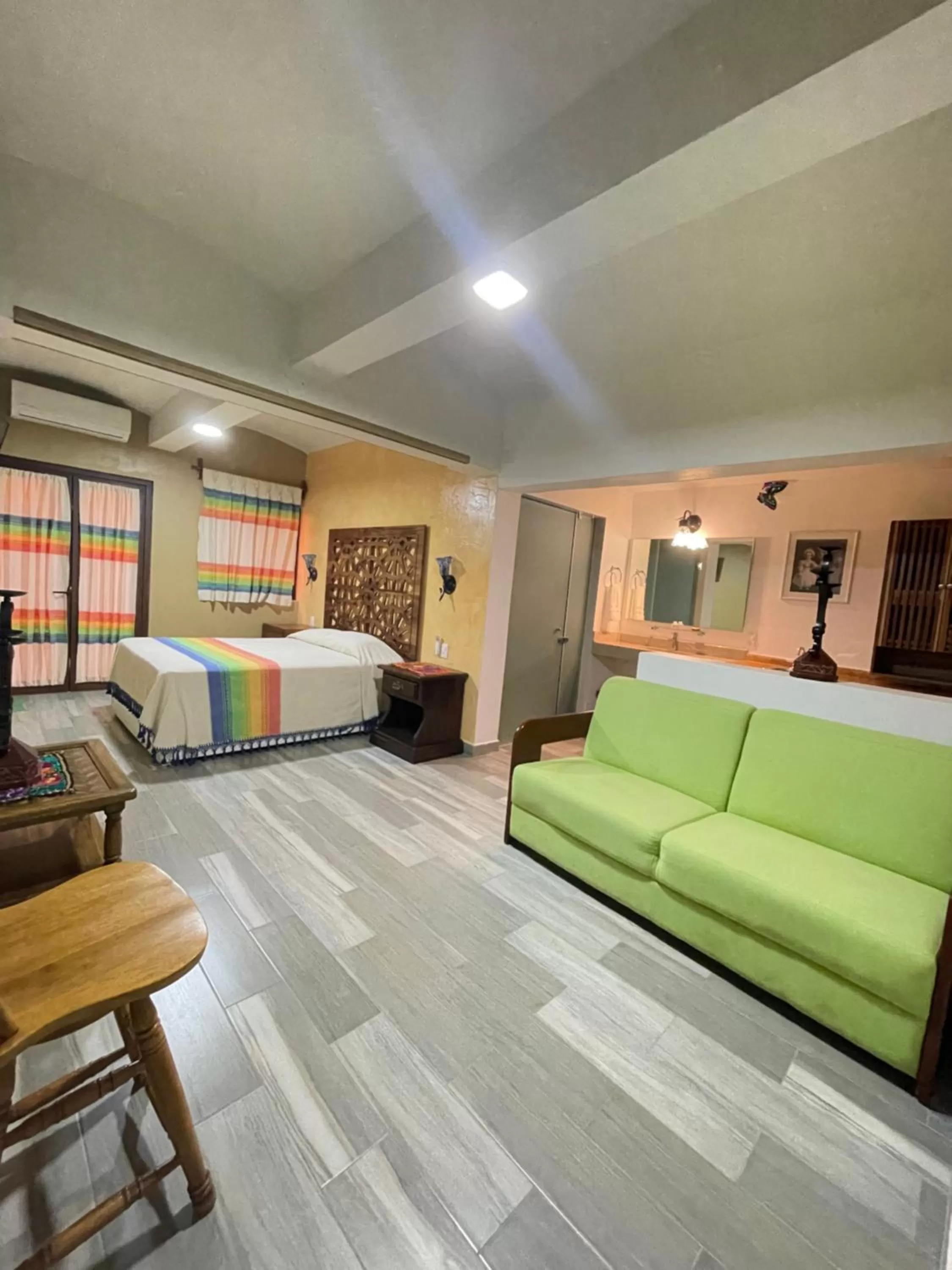 Photo of the whole room, Bed in Suites Cárdon