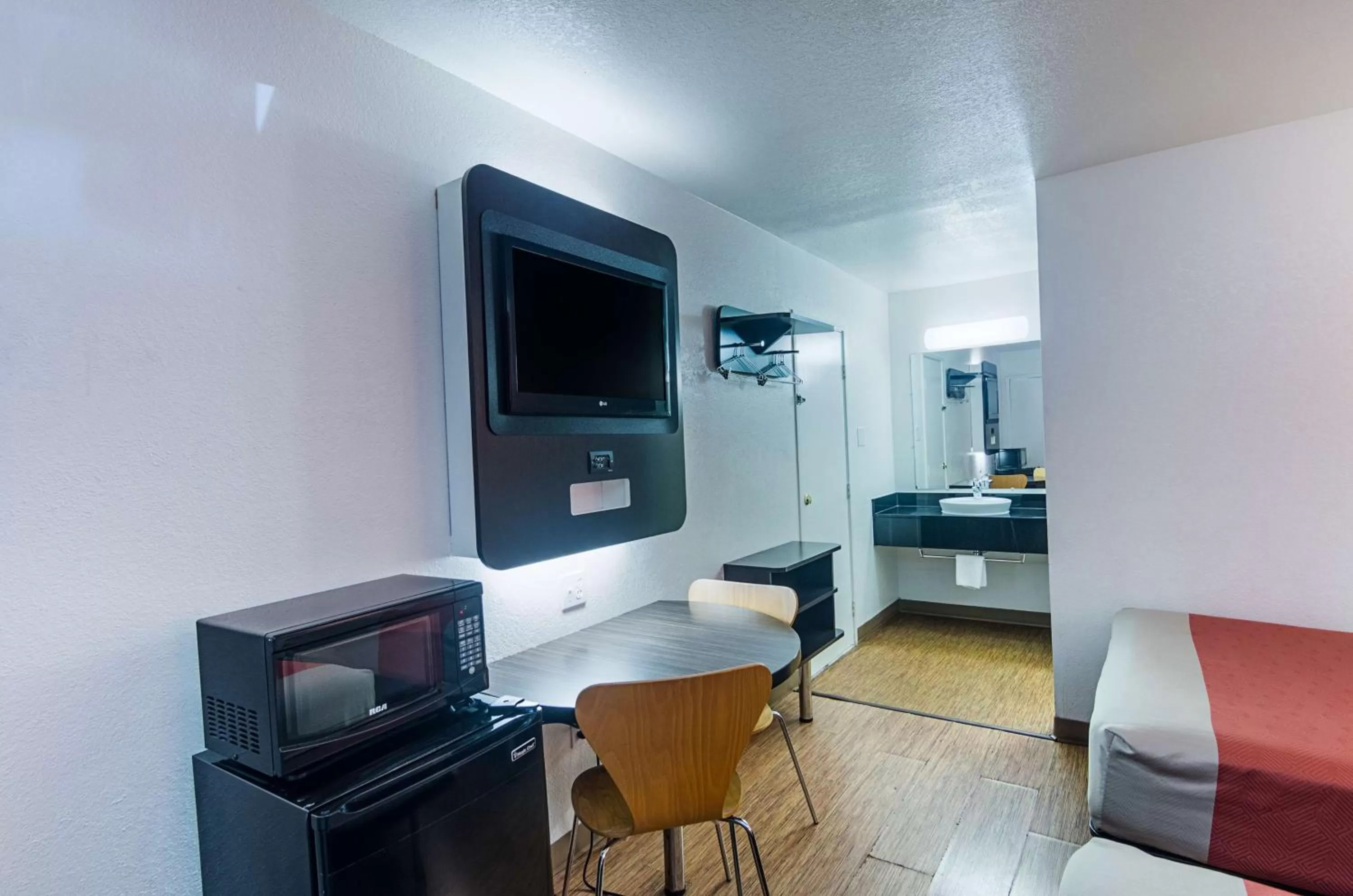 TV and multimedia in Motel 6-Ardmore, OK