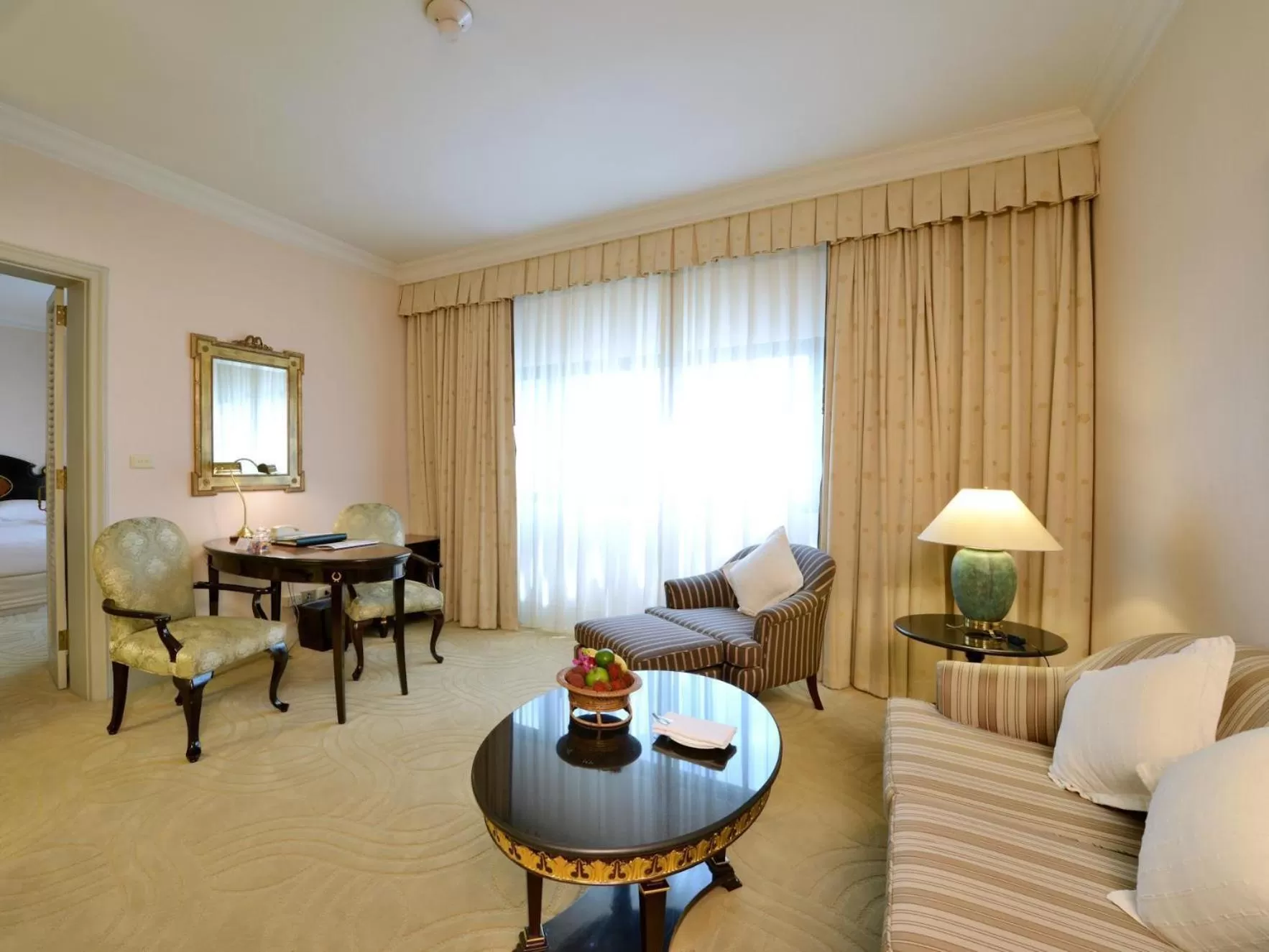 Living room in Evergreen Laurel Hotel Bangkok