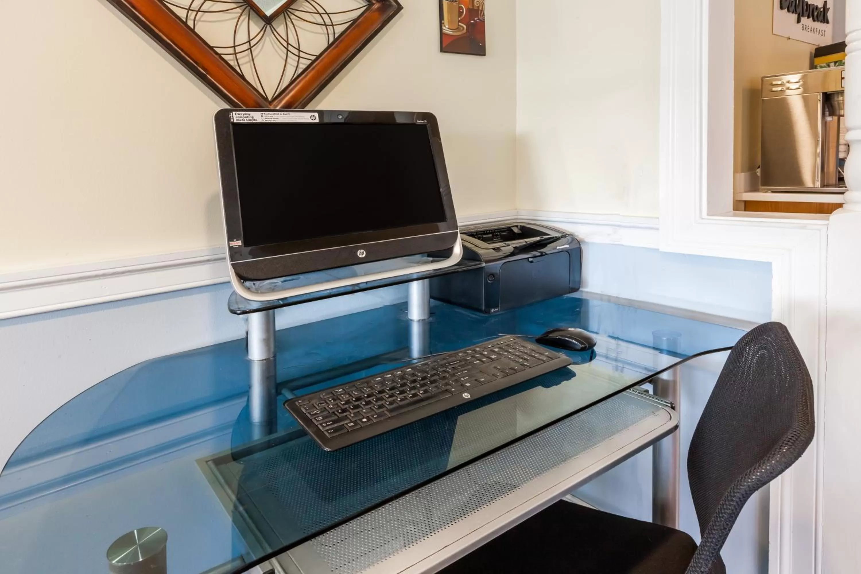 TV and multimedia in Days Inn by Wyndham Kent - Akron