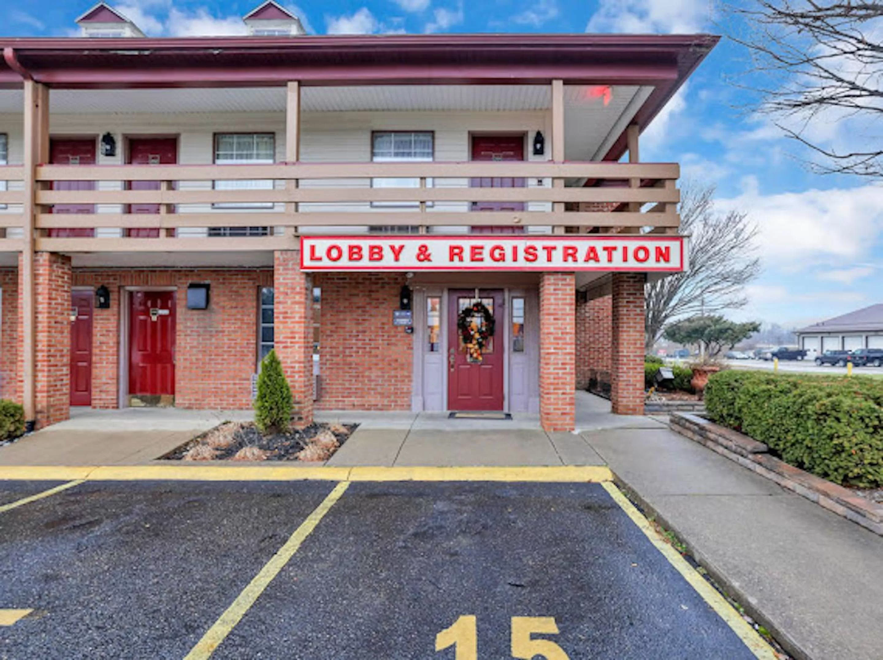 Property building in Red Roof Inn Uhrichsville