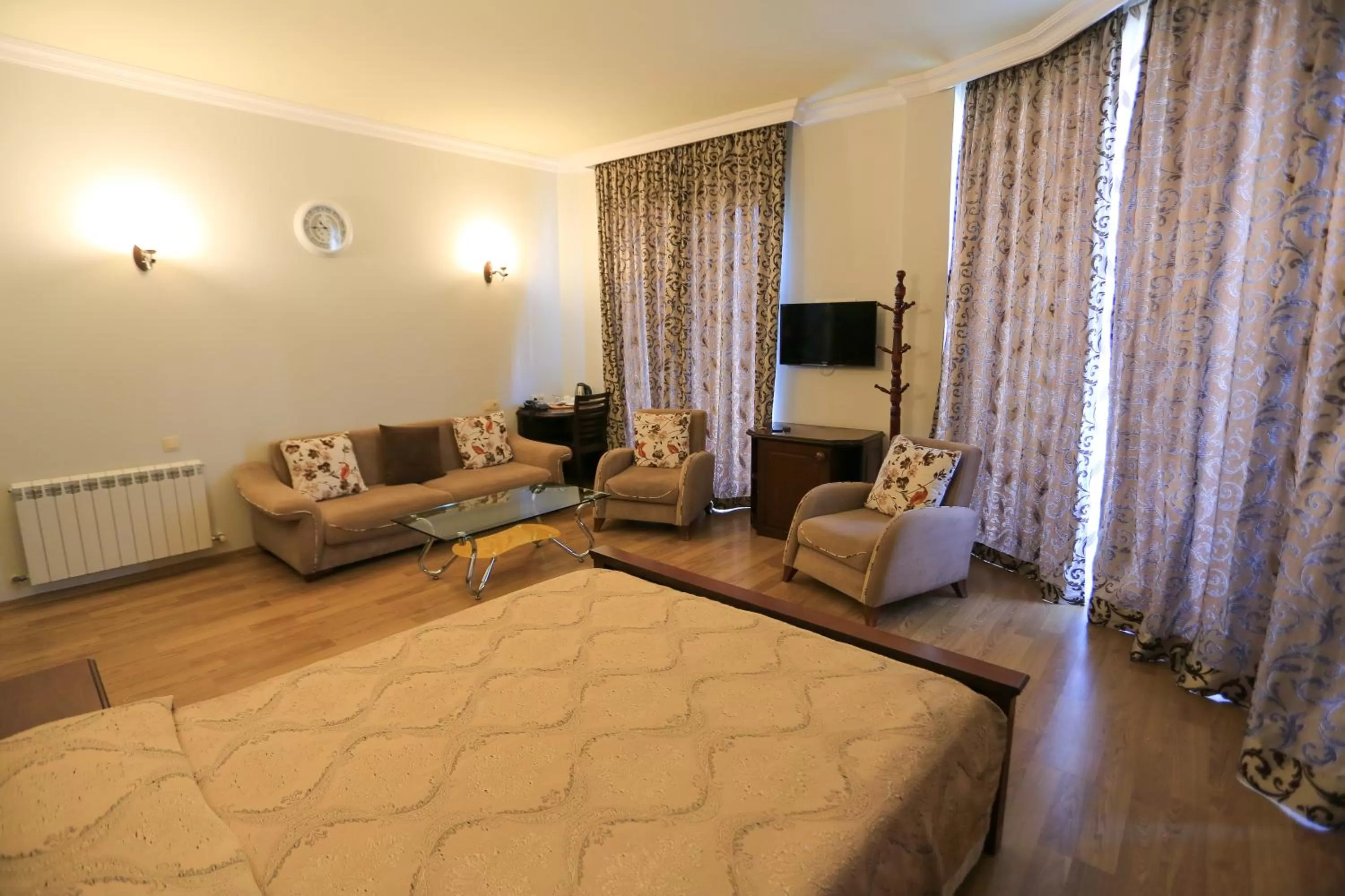 Photo of the whole room, Seating Area in Eiffel Hotel