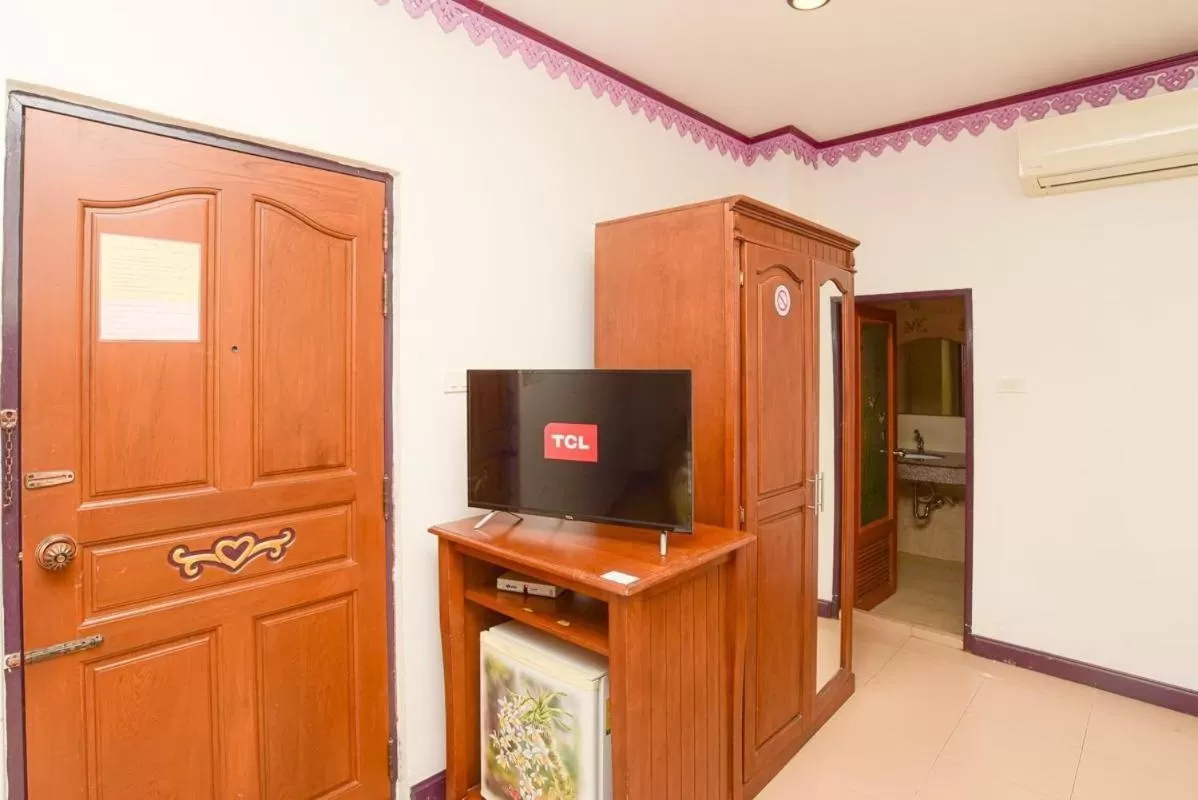 Communal lounge/ TV room in Ban Ao Thong