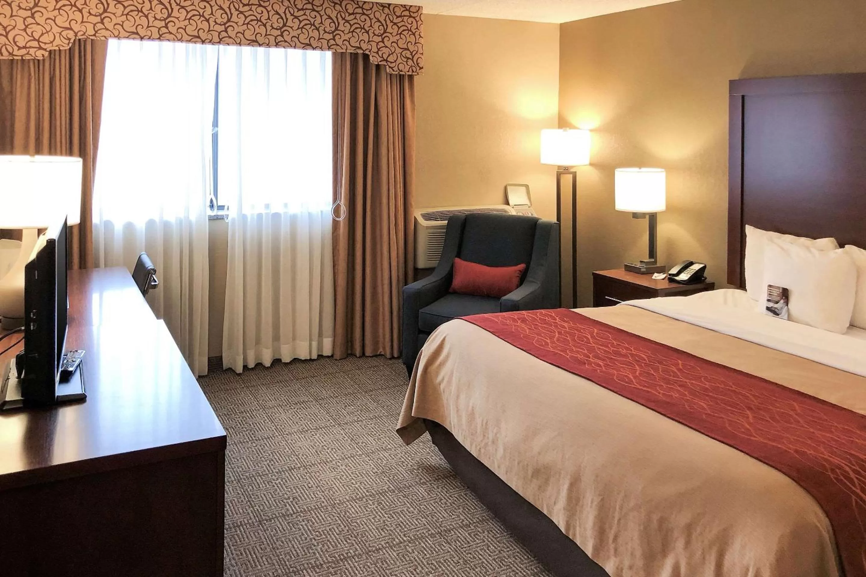 Photo of the whole room, Bed in Comfort Inn Farmington Hills - Novi-Royal oaks-Southfield-Detroit Northwest
