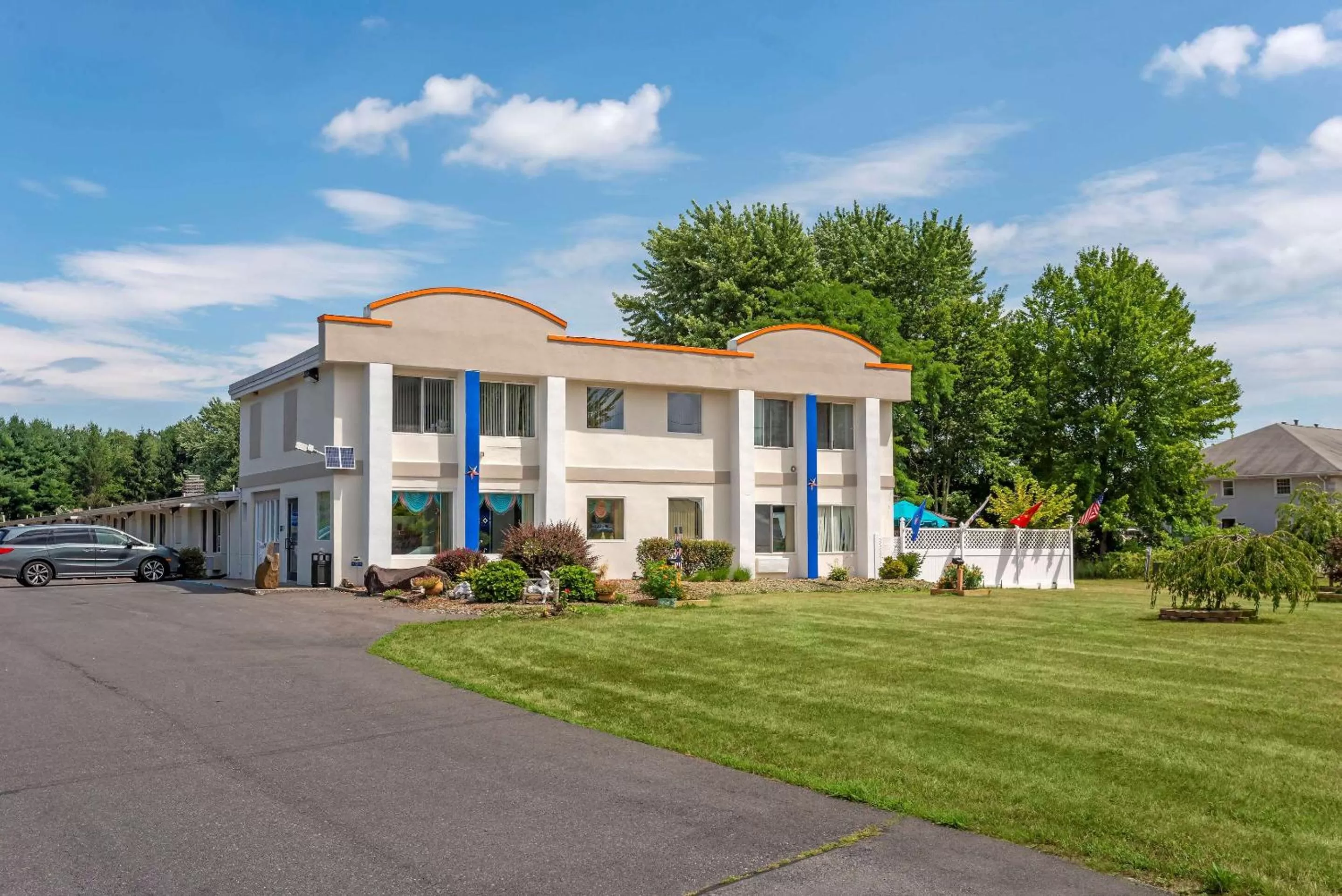Property building in Rodeway Inn & Suites New Paltz - Hudson Valley