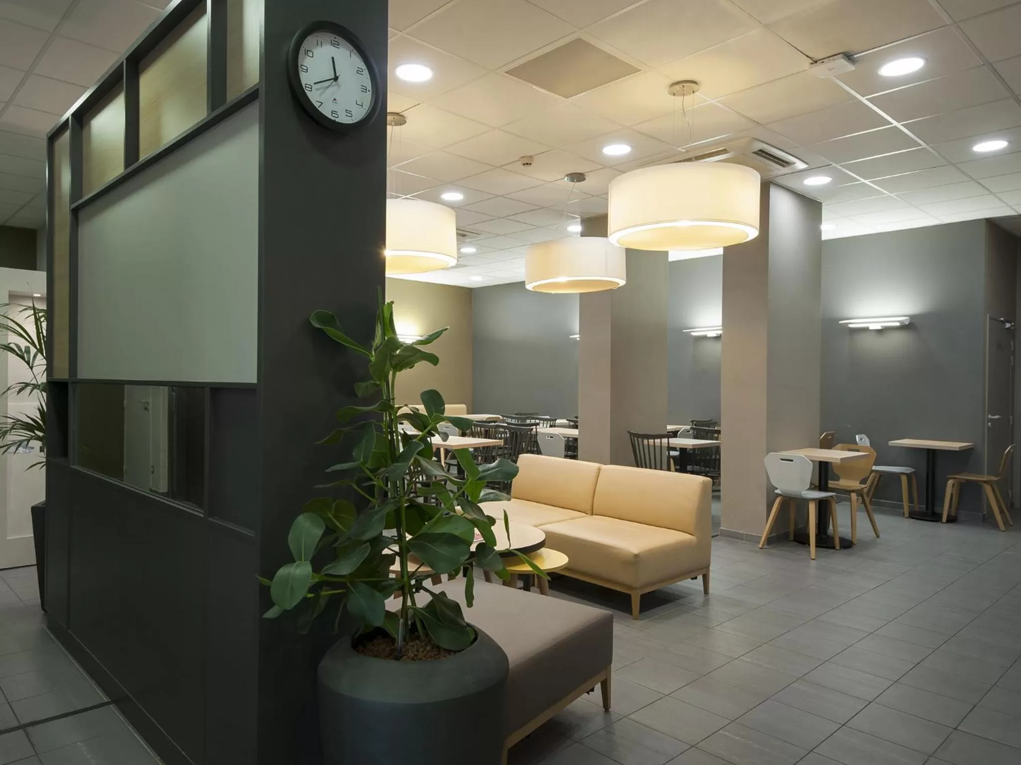 Lounge or bar in B&B HOTEL Lyon Ouest Tassin