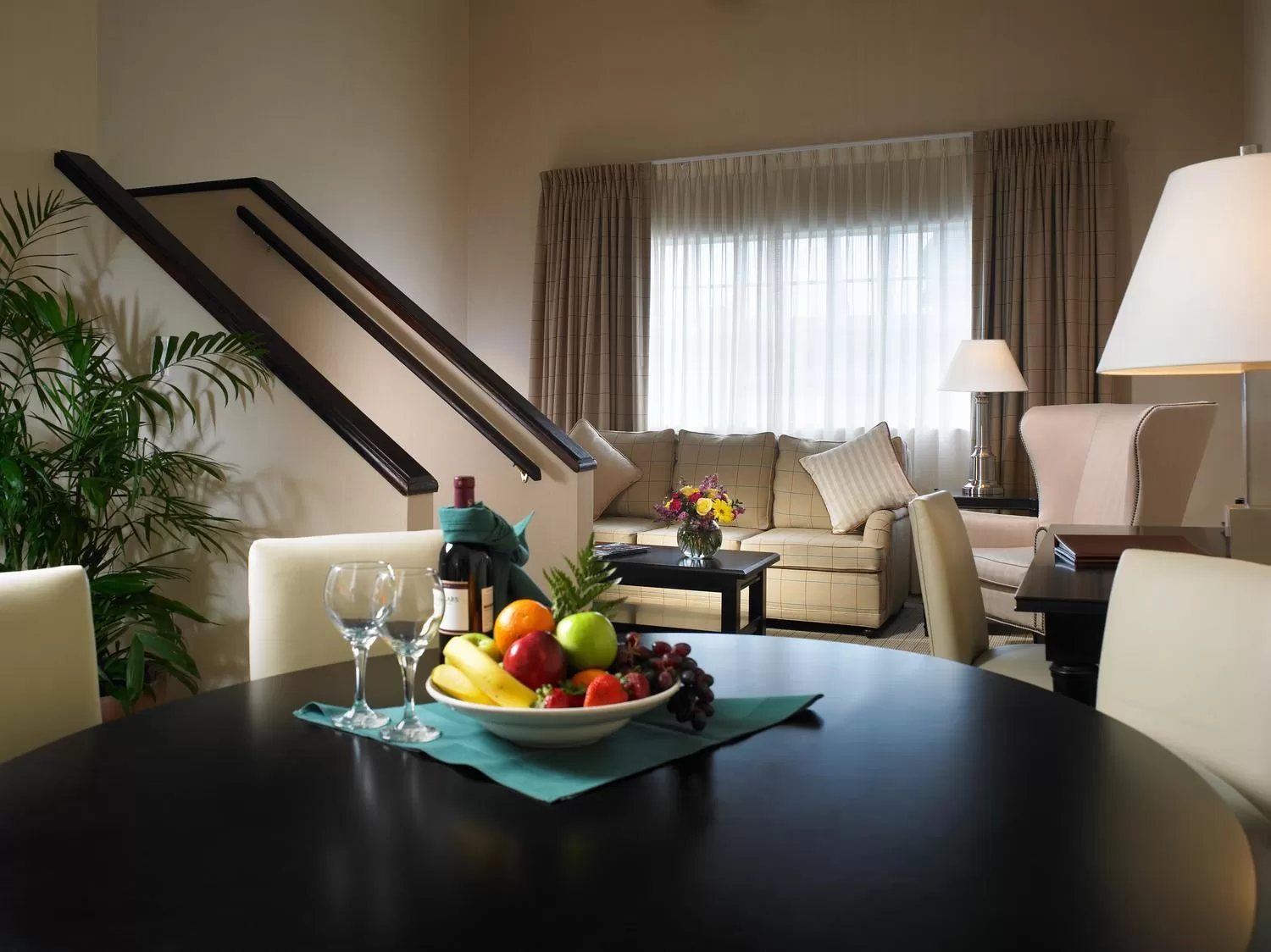 Living room in Anaheim Majestic Garden Hotel