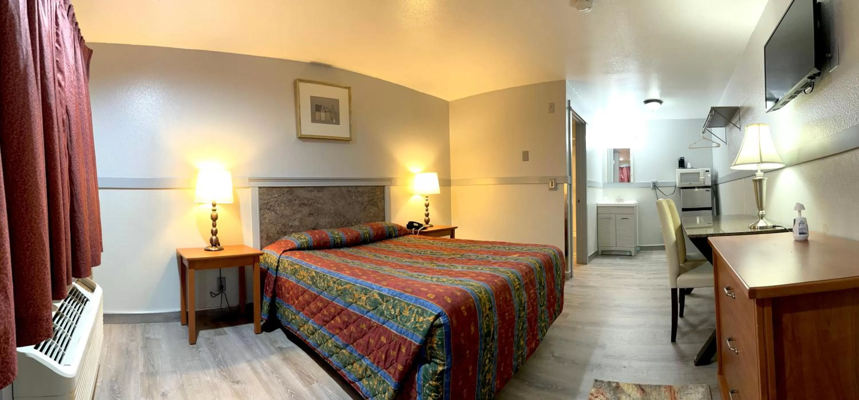 TV and multimedia, Bed in Emerald Best Motel