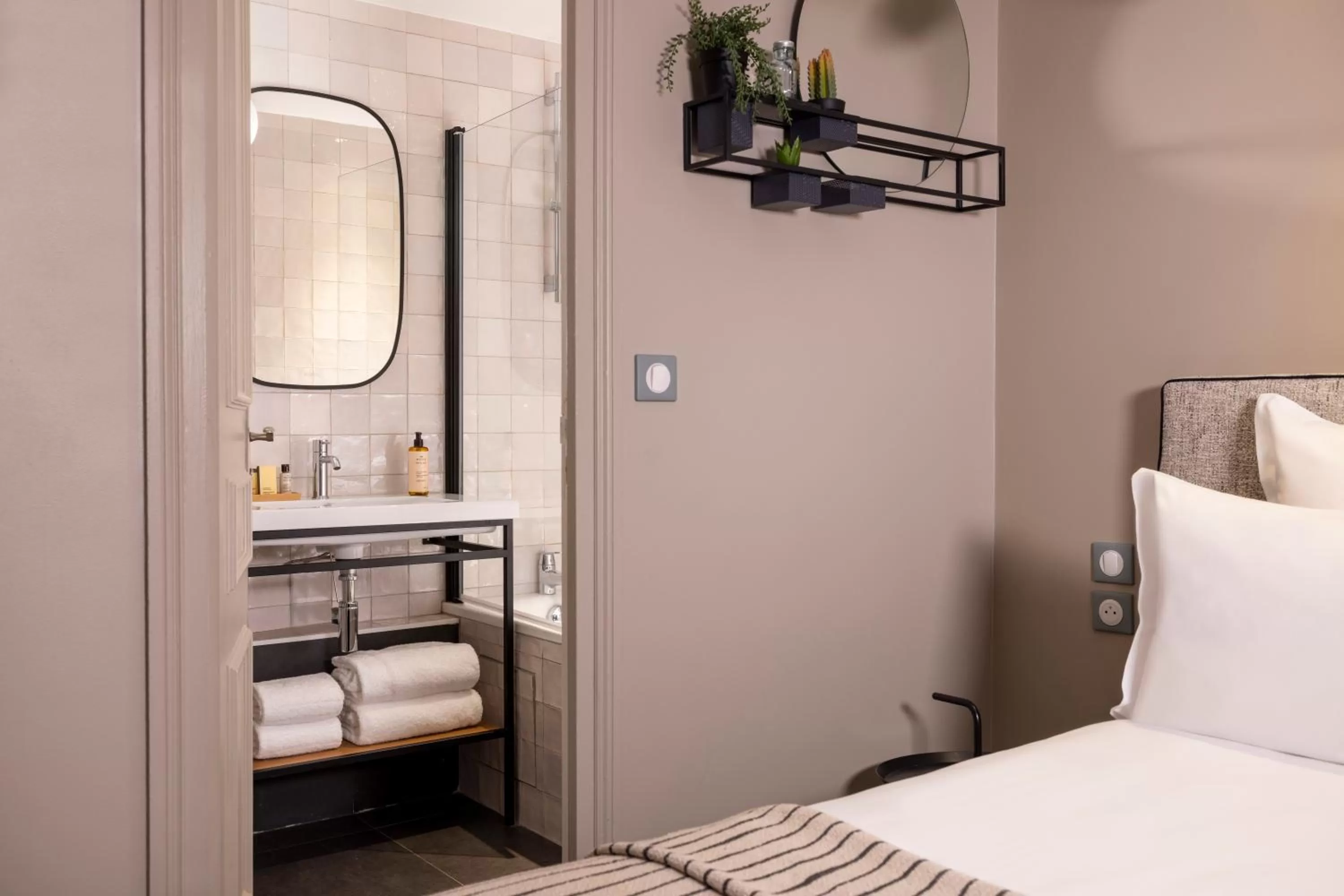 Toilet, Bed in Hôtel Hélios Opéra