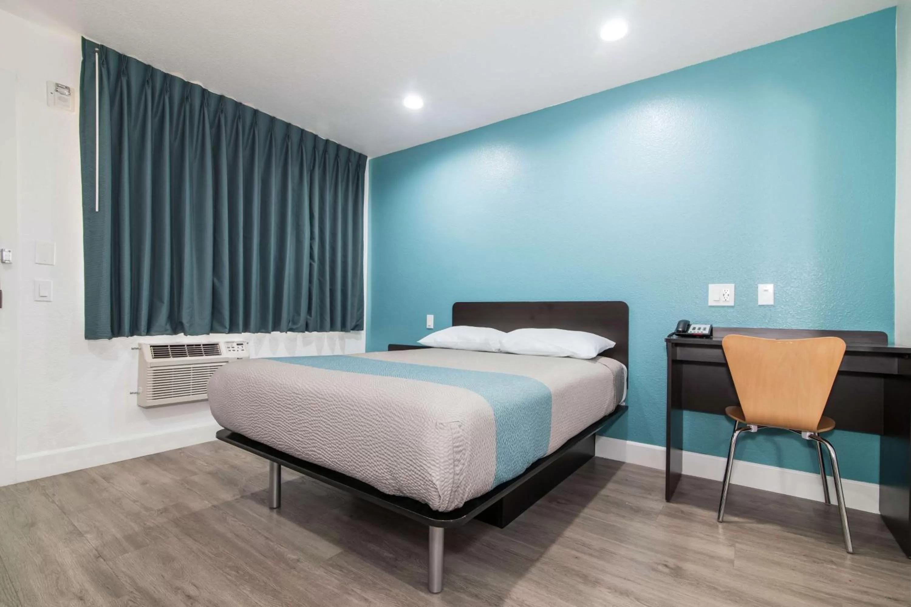 Seating area, Bed in Motel 6 - Moreno Valley - Riverside March Air Base