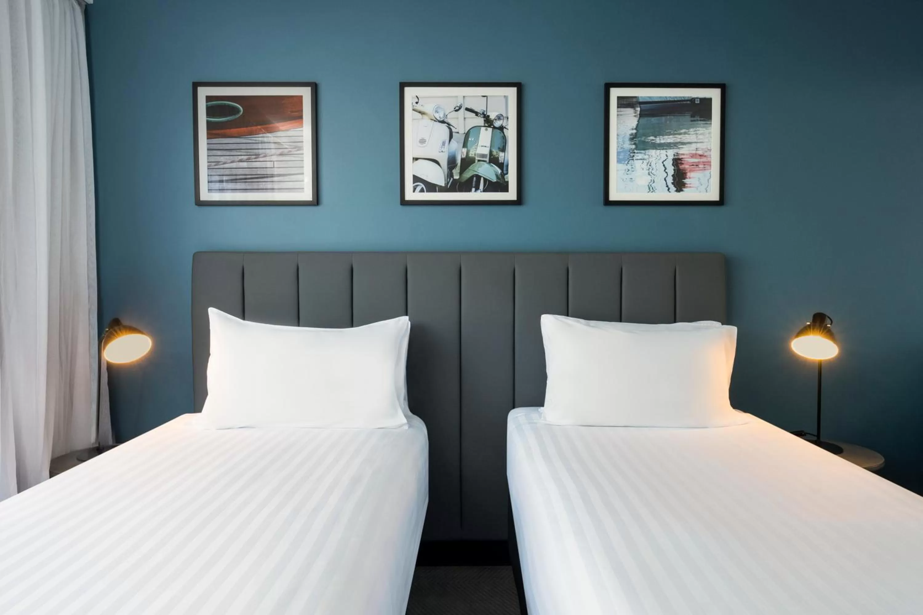 Bedroom, Bed in Travelodge Hotel Hobart