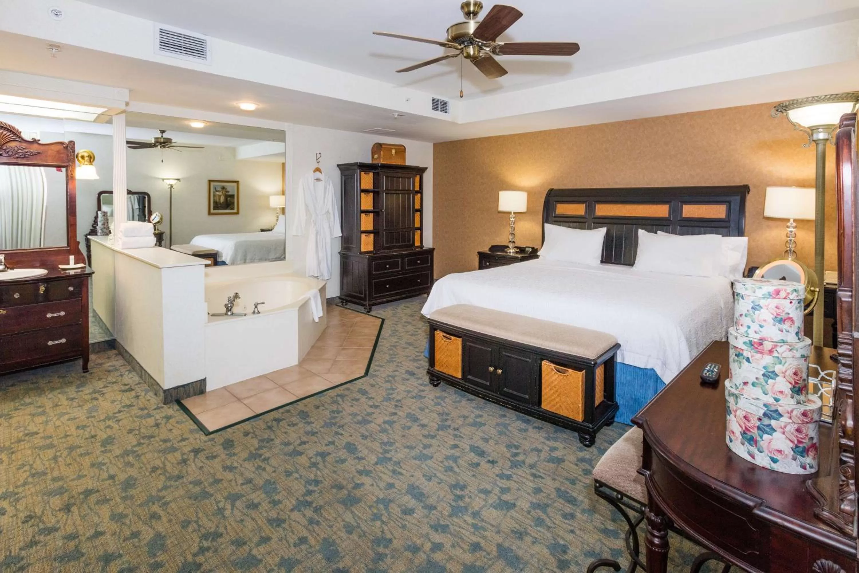 Bed in Hampton Inn & Suites Amelia Island-Historic Harbor Front