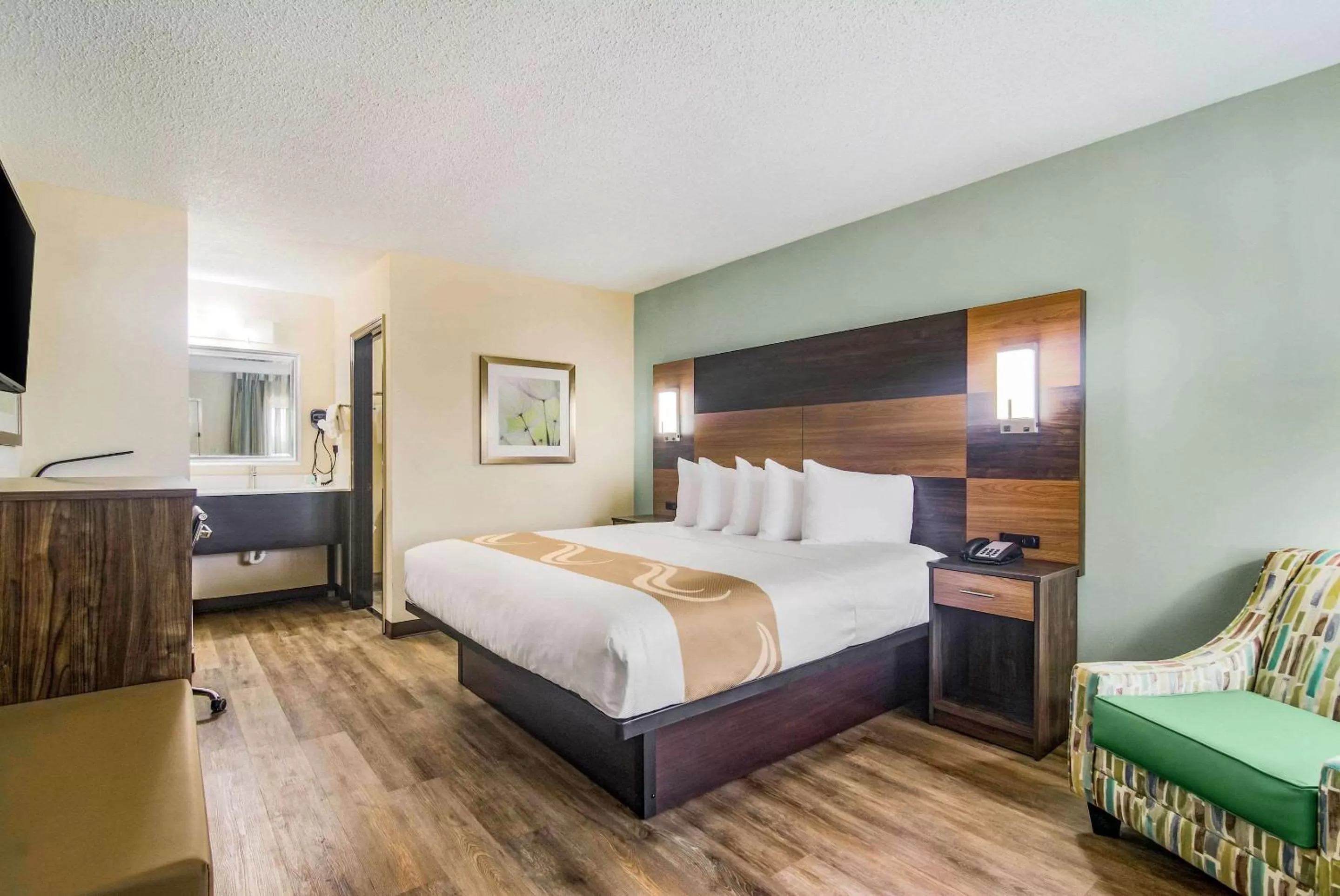 Photo of the whole room, Bed in Quality Inn & Suites Lake City