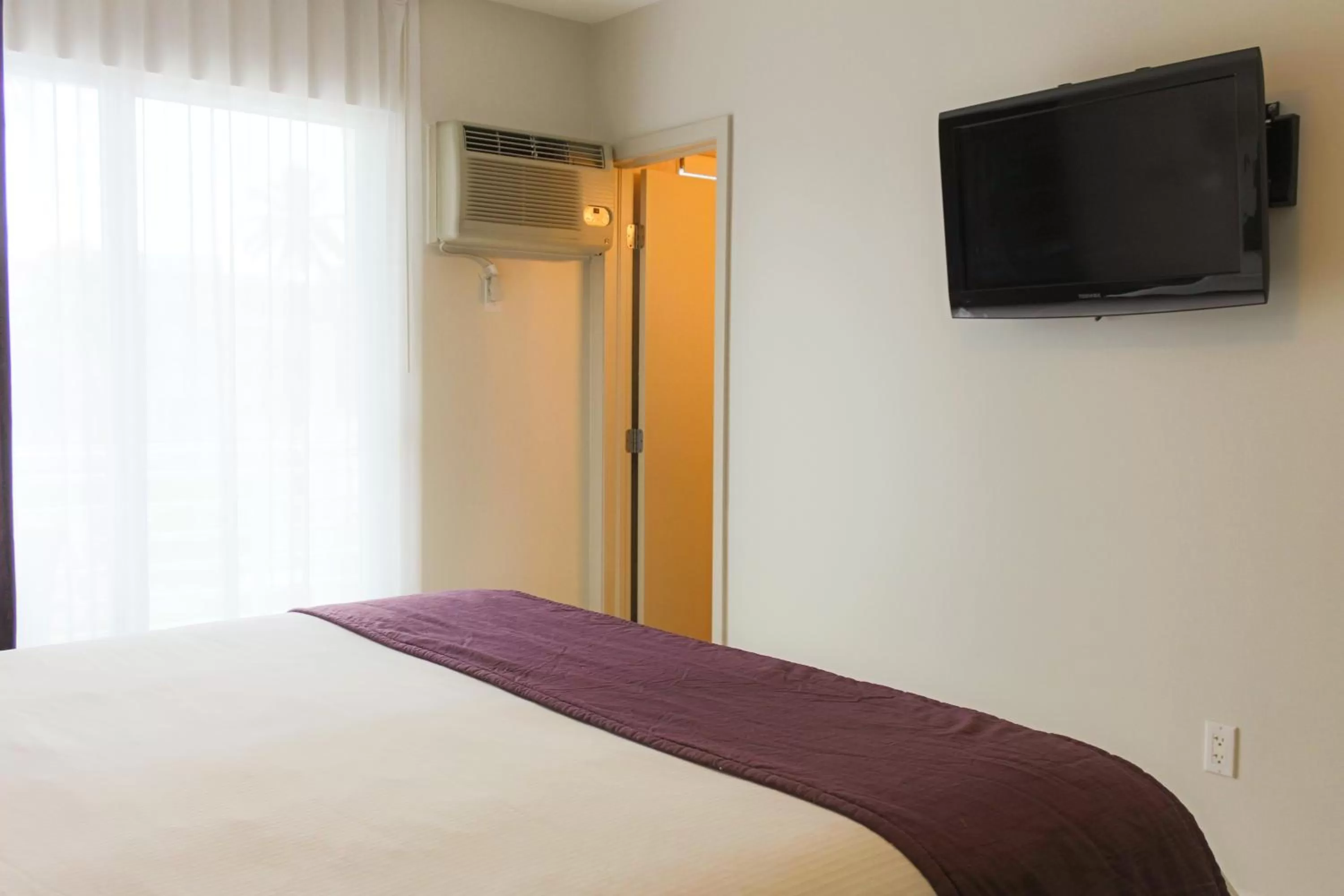 Bed in Collins Hotel