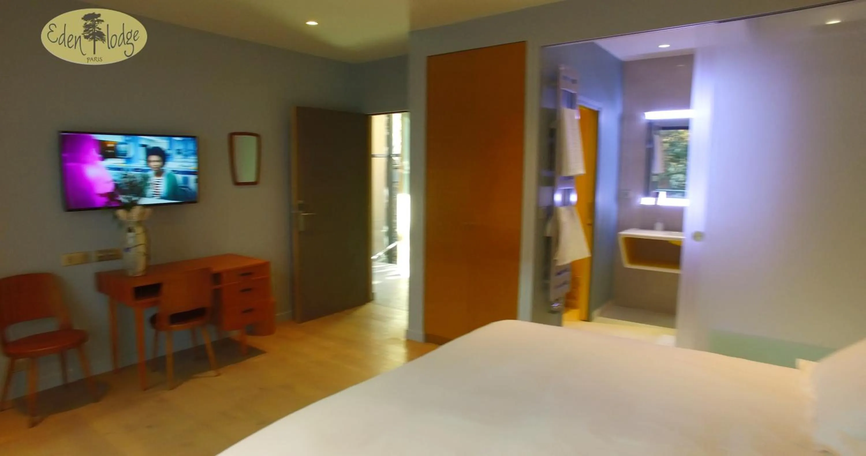 Photo of the whole room, Bed in Eden Lodge Paris