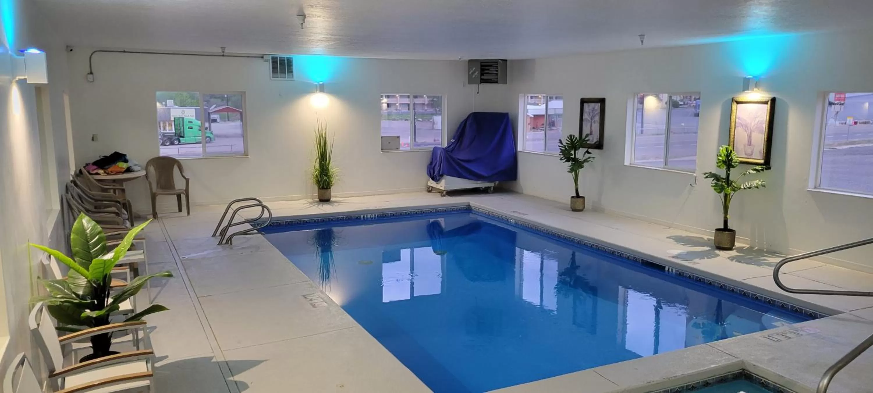 Swimming pool in Quality Inn & Suites Salina National Forest Area