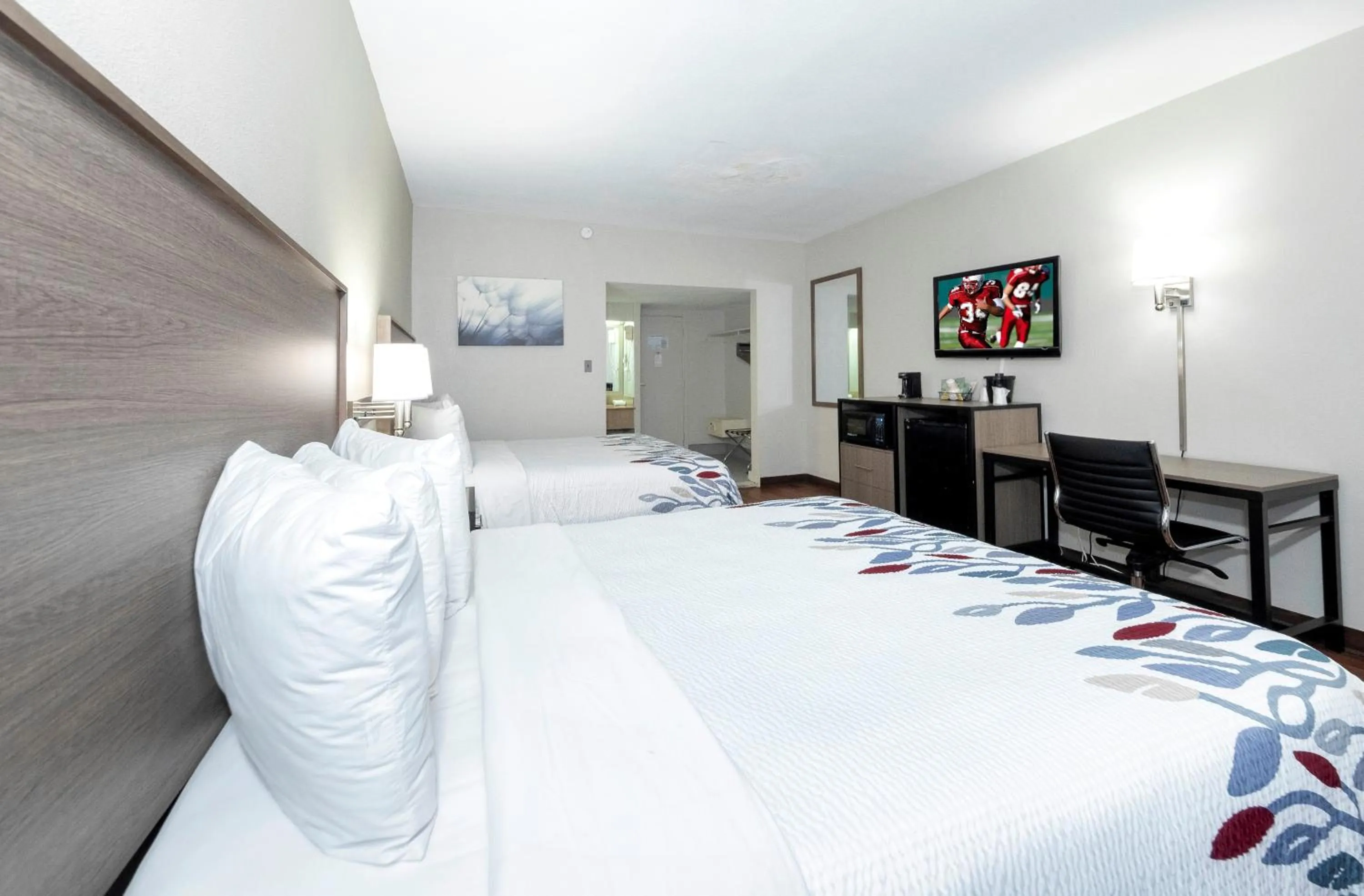 Photo of the whole room, Bed in Red Roof Inn Petersburg - Fort Lee