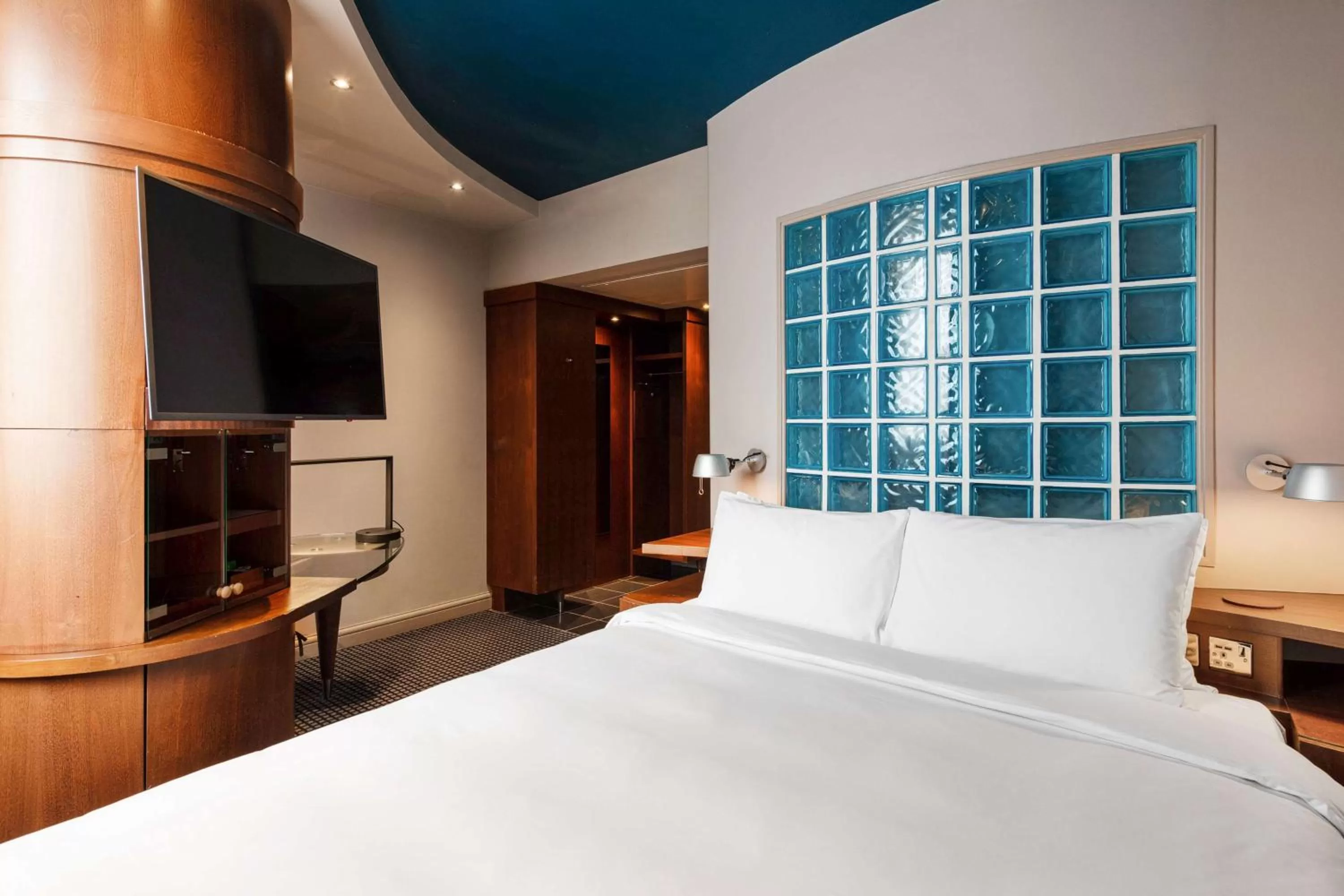 Photo of the whole room, Bed in Radisson Blu Hotel, Leeds City Centre