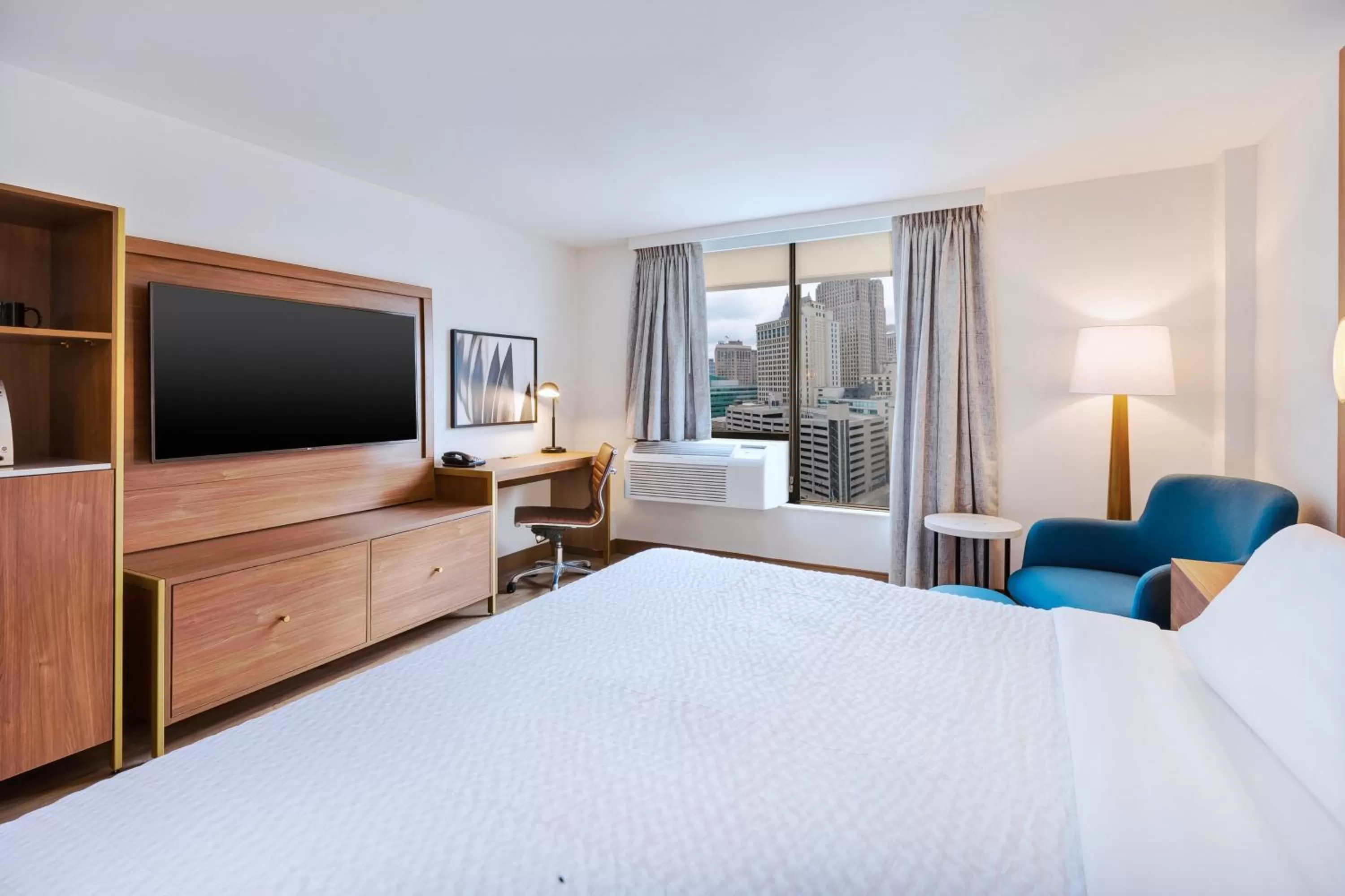 Photo of the whole room, Bed in Hotel Indigo Detroit Downtown by IHG