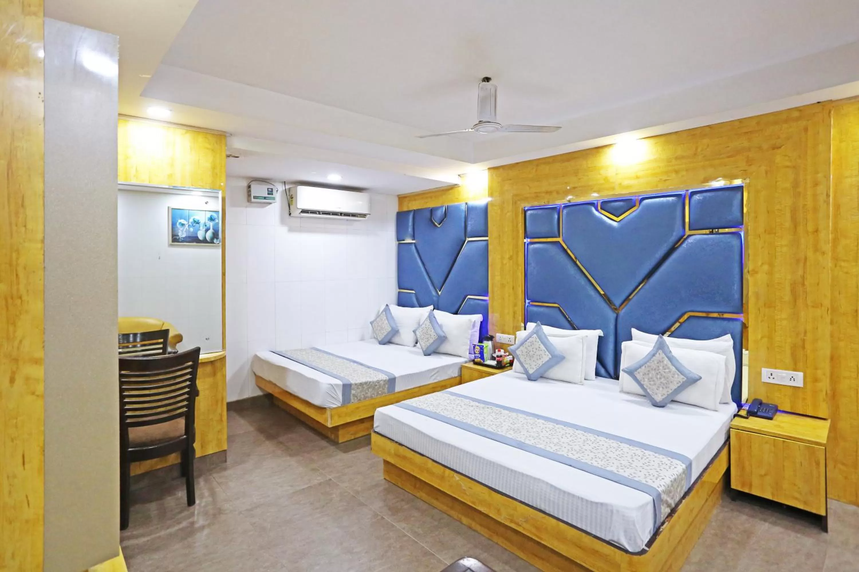 TV and multimedia, Bed in Hotel Preet Palace -5 Mints Walk From Nizamuddin Railway Station