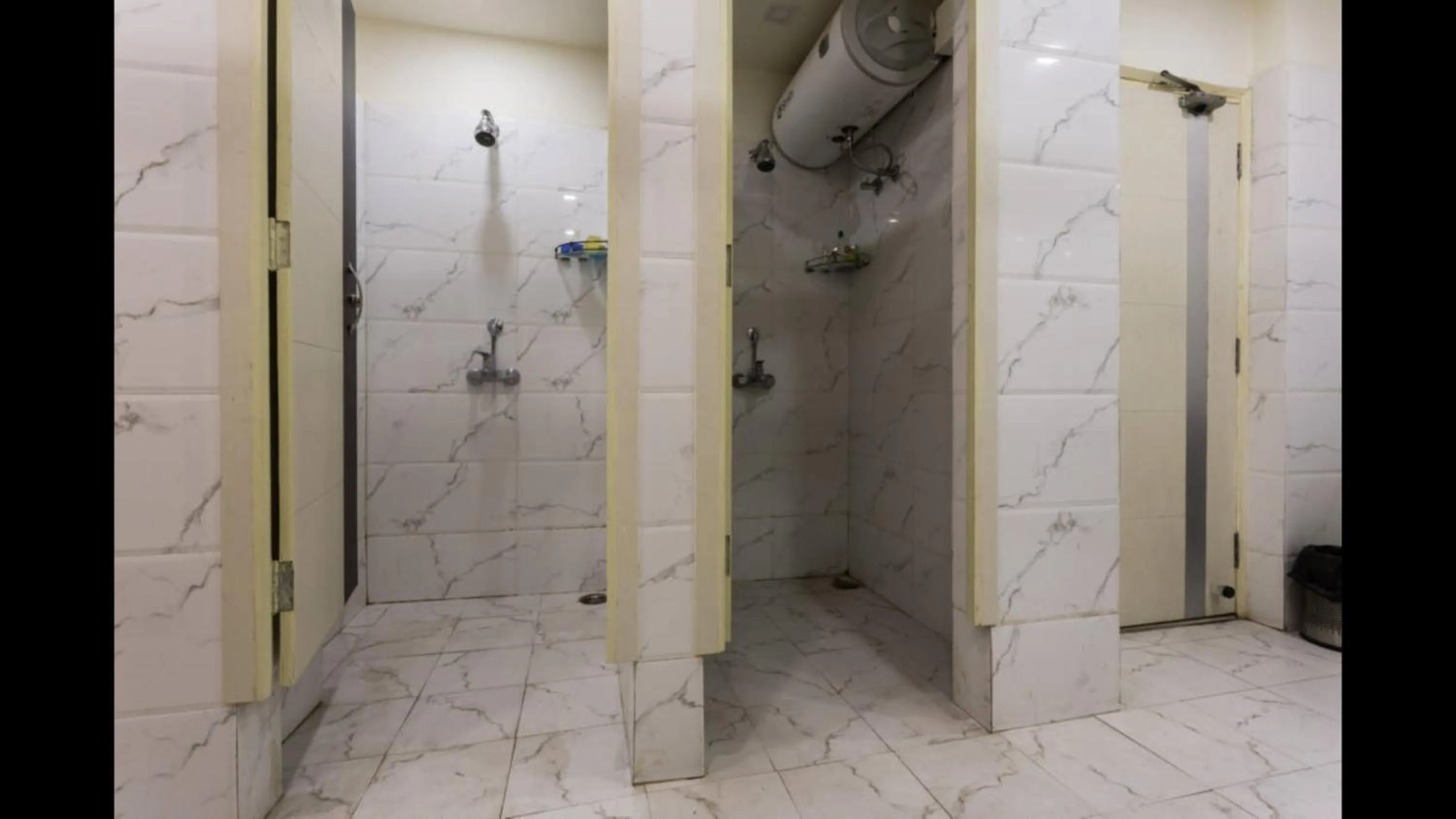 Bathroom in Joey's Hostel Delhi - 20 mins from Railway Station