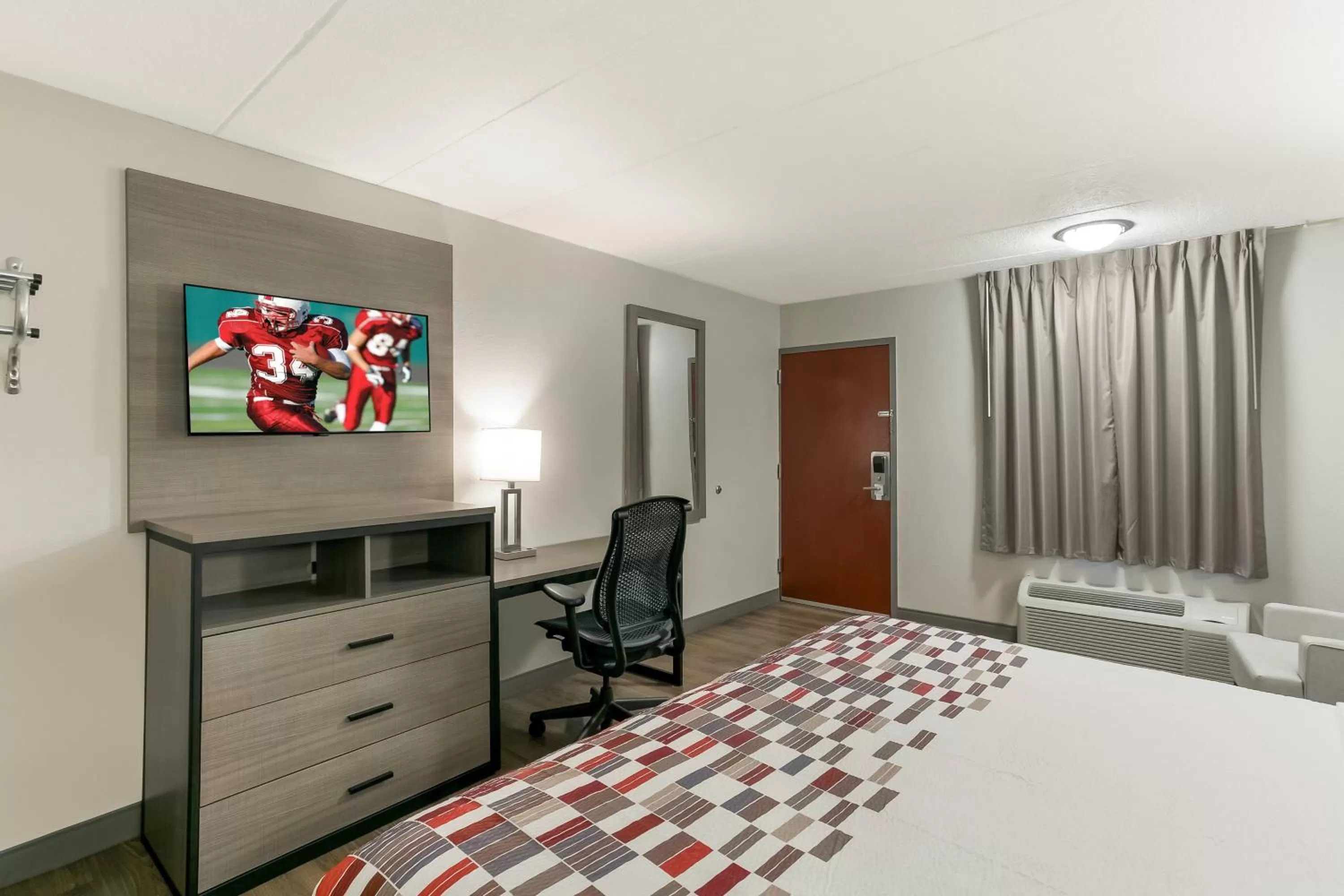 Bedroom, Bed in Red Roof Inn Baltimore