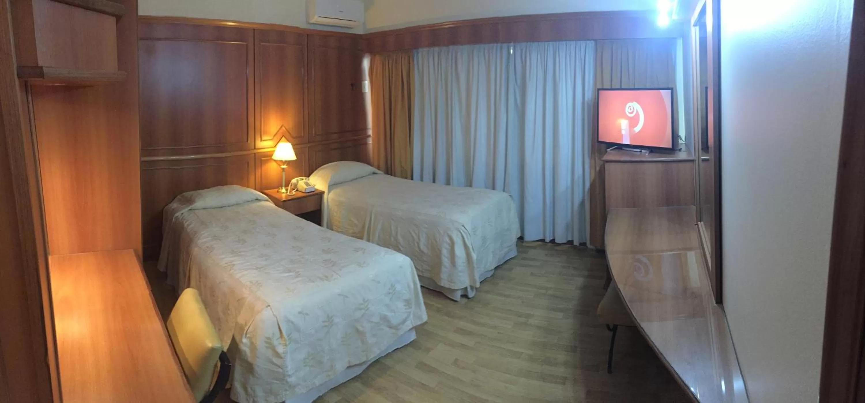 Photo of the whole room, Bed in Hotel London Palace