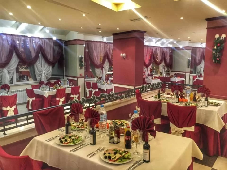 Restaurant/Places to Eat in Troyan Plaza Hotel