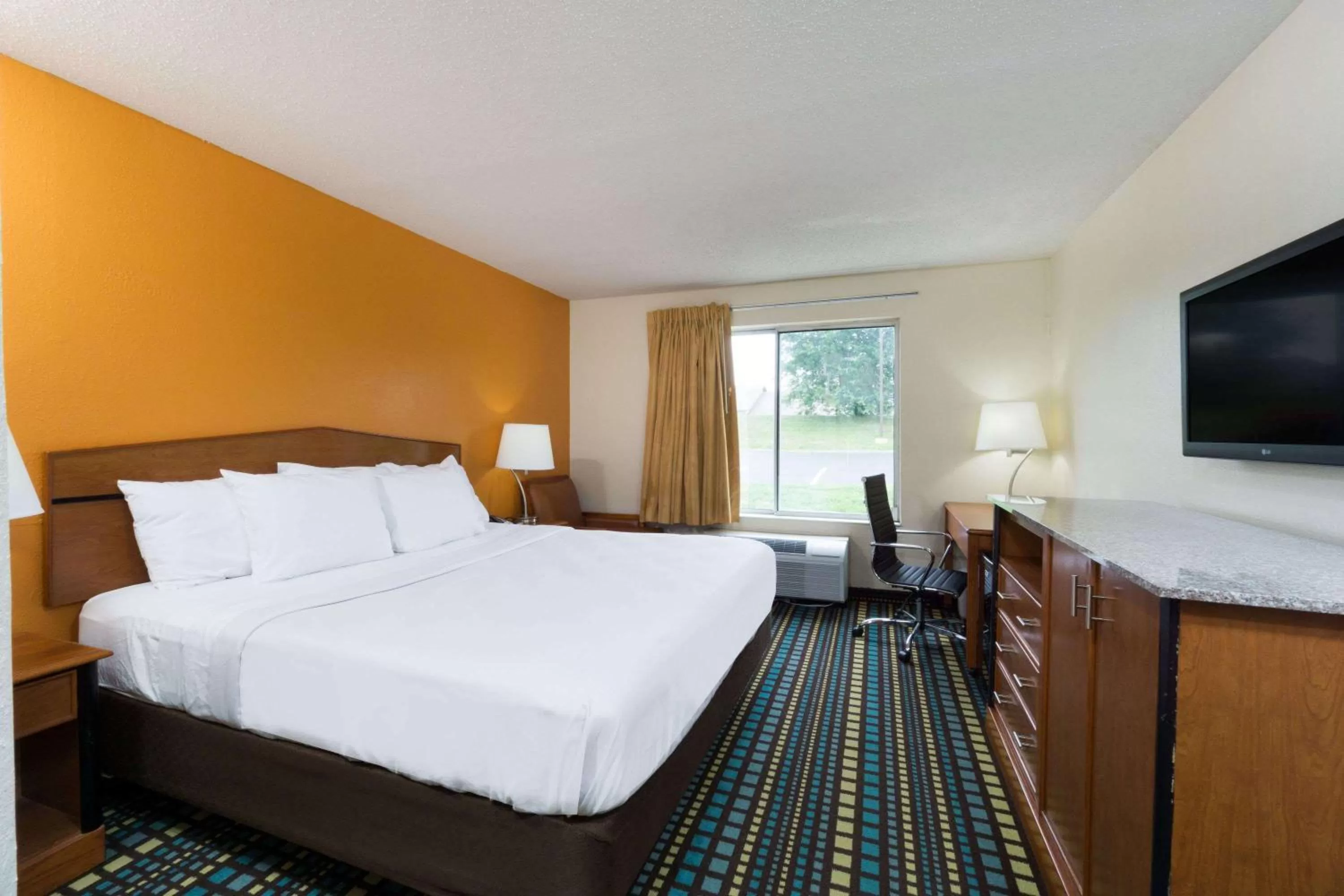 Photo of the whole room, Bed in Days Inn by Wyndham Florence Cincinnati Area