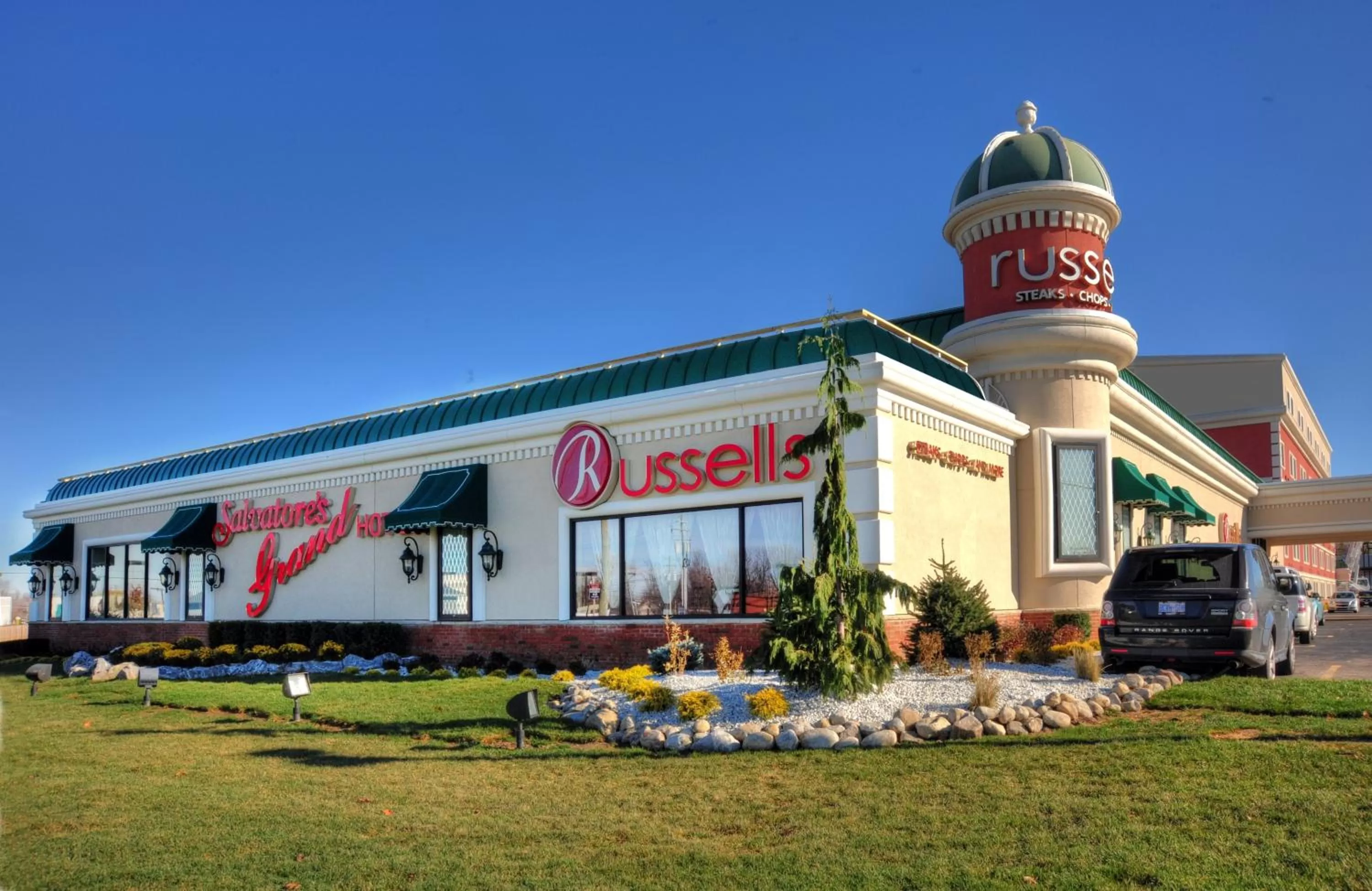 Facade/entrance in Salvatores Grand Hotel