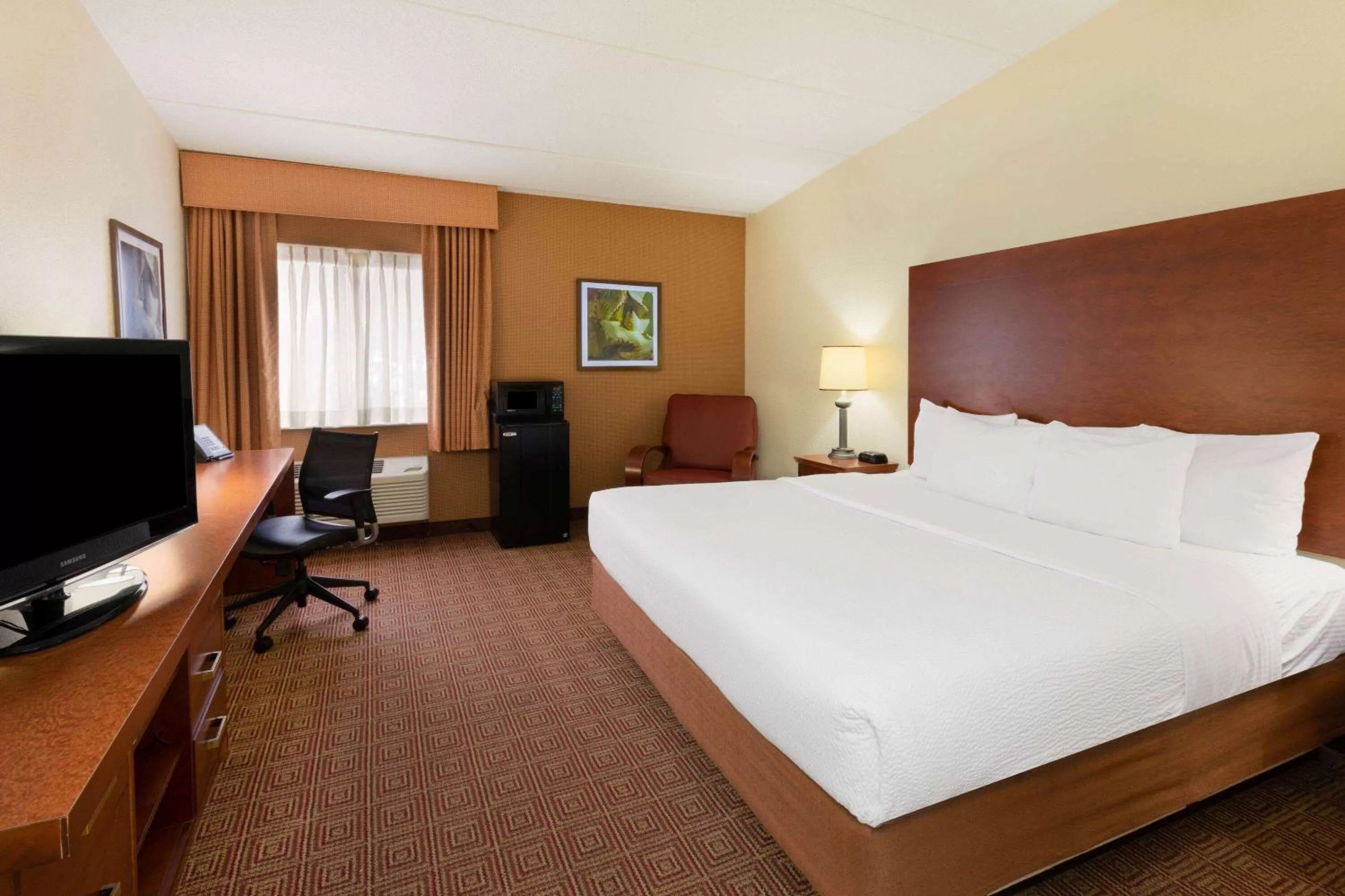 Photo of the whole room, Bed in La Quinta Inn by Wyndham Minneapolis Airport Bloomington