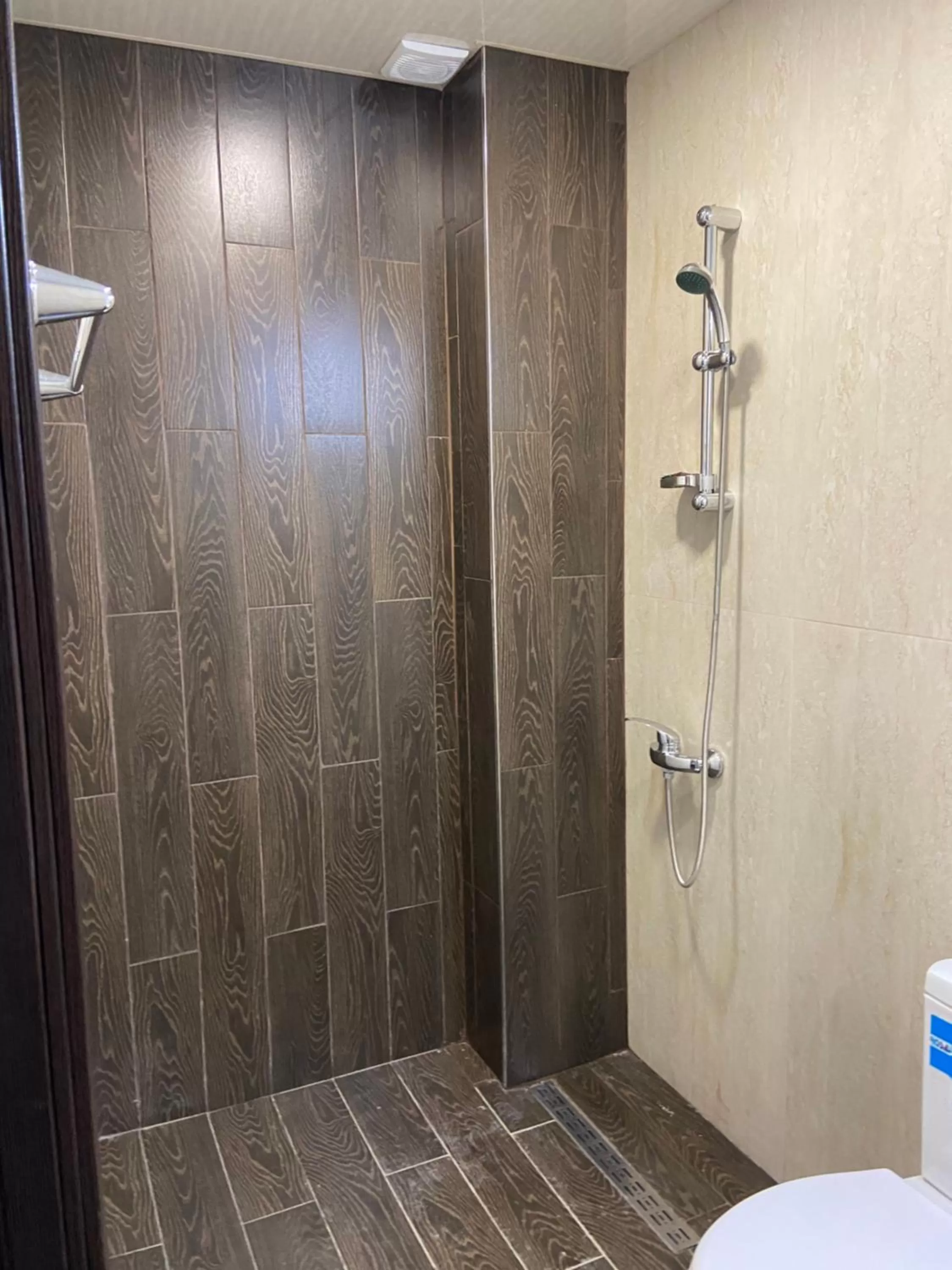 Bathroom in Elross Hotel