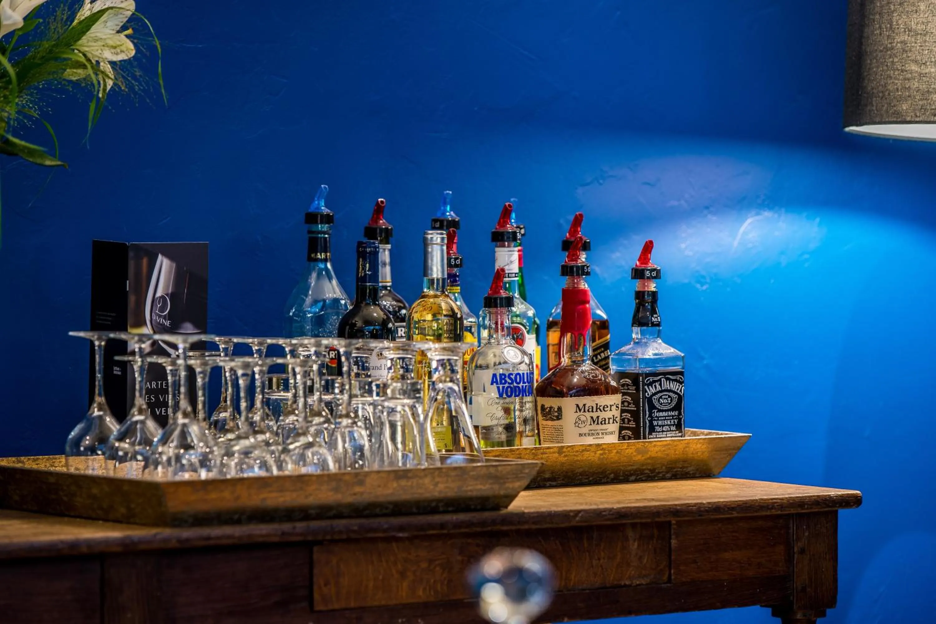 Lounge or bar in Hôtel Jardin Le Bréa