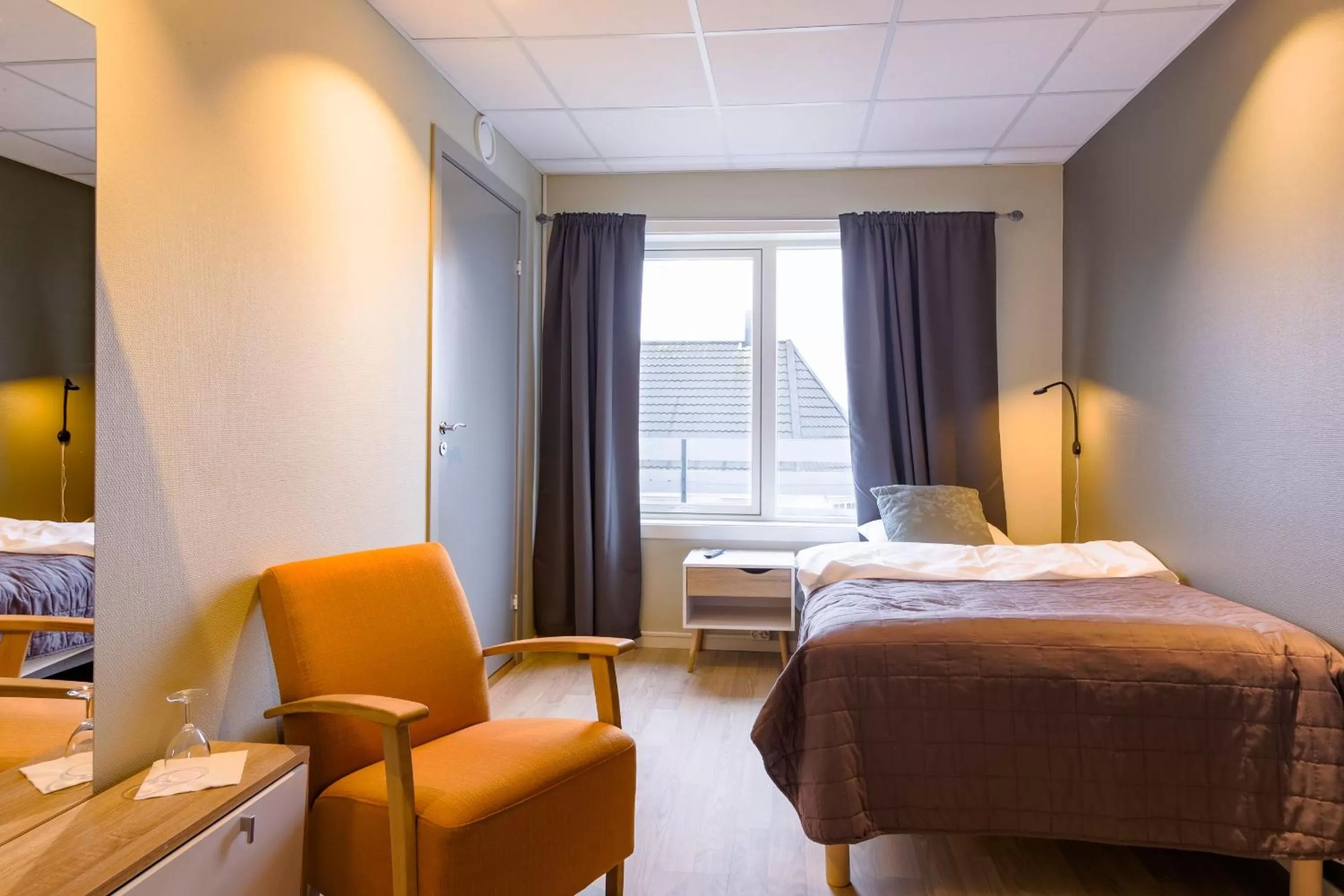 Bed in Corner Hotell