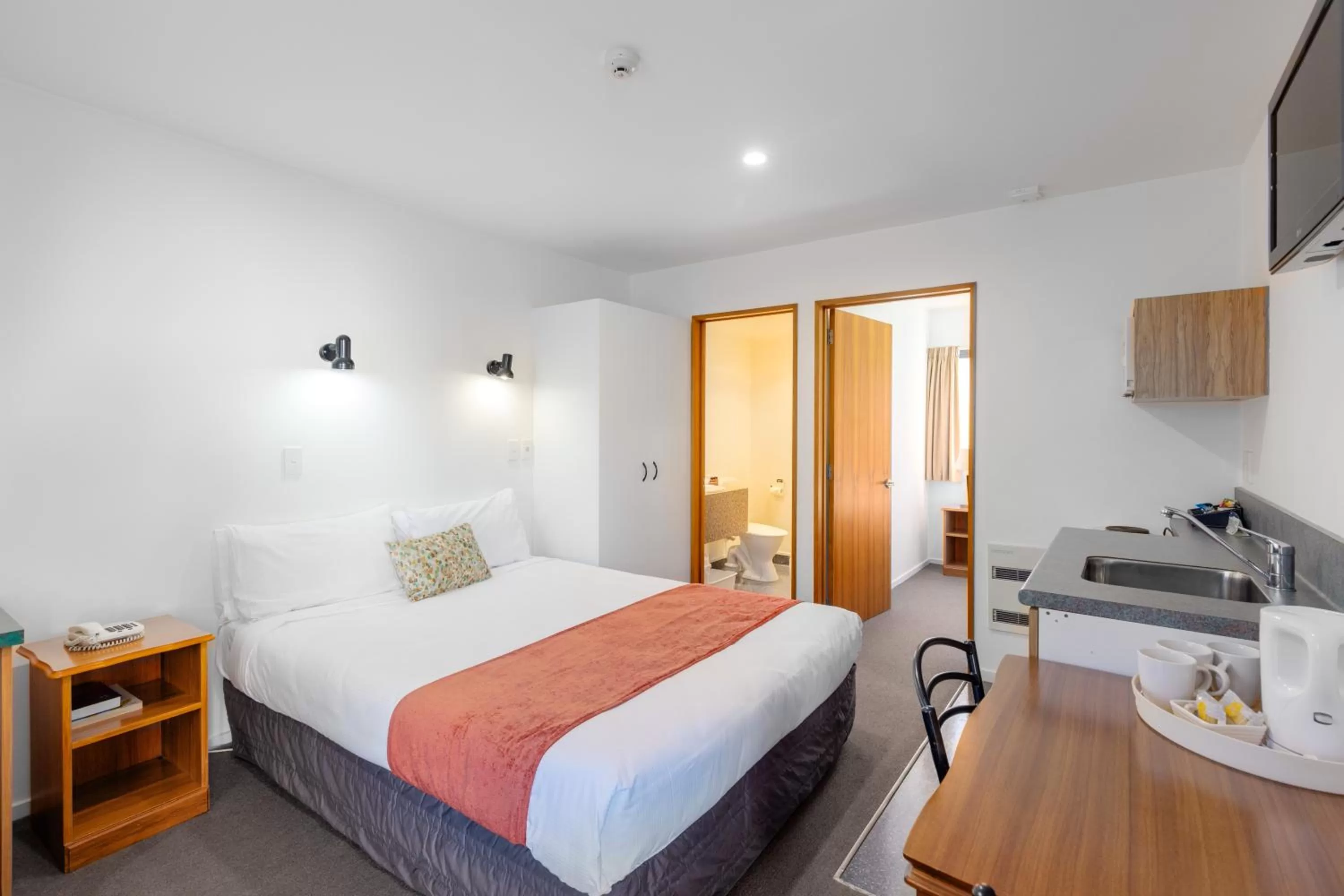 Photo of the whole room, Bed in Bella Vista Motel & Apartments Christchurch