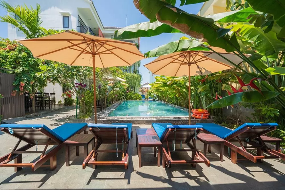 Swimming pool in Coco Island Villa