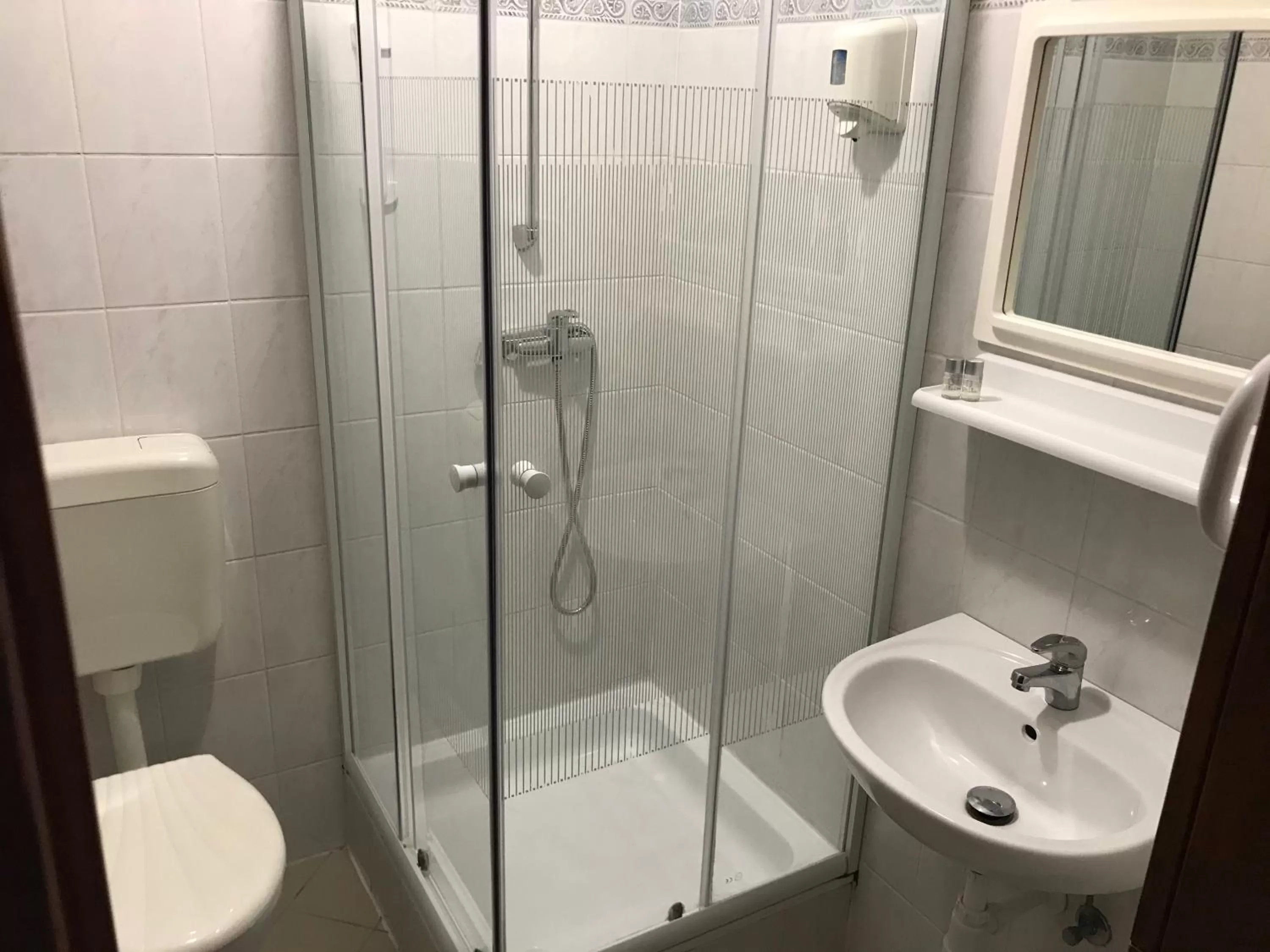 Bathroom in Sempre Étterem És Panzió