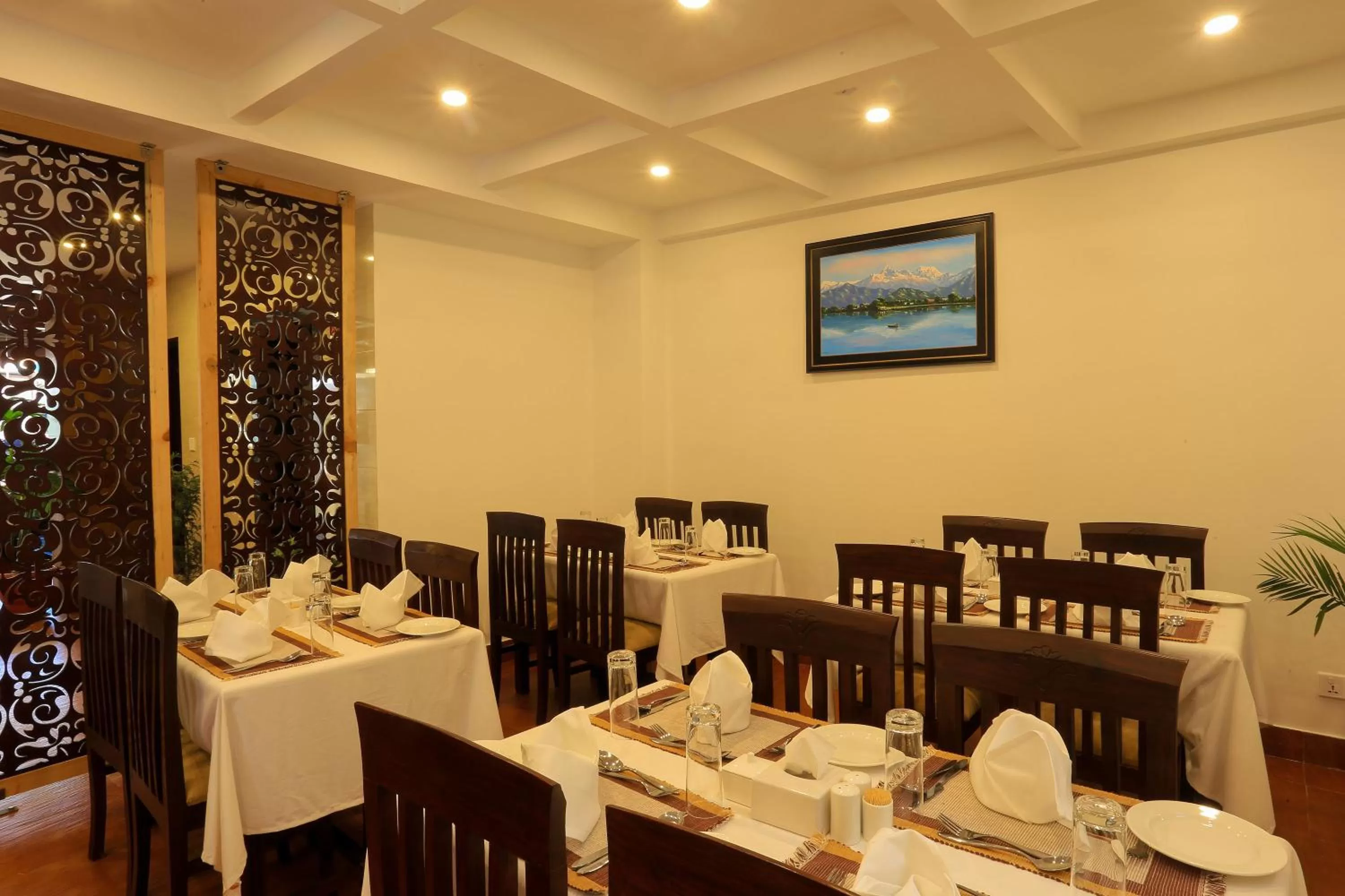 Restaurant/places to eat in Hotel Jay Suites